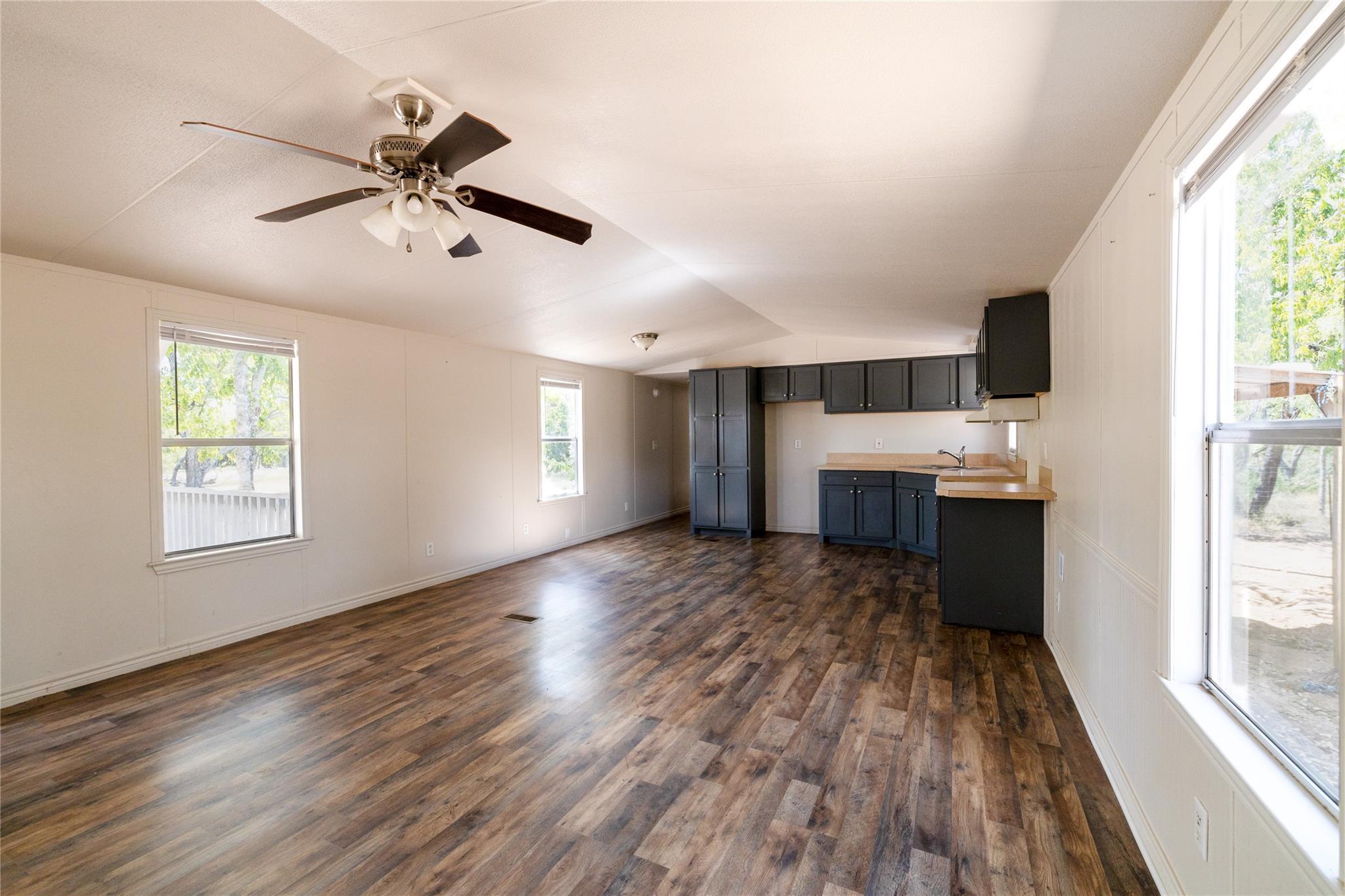 1265 Bugtussle Ln, Luling, TX 78648