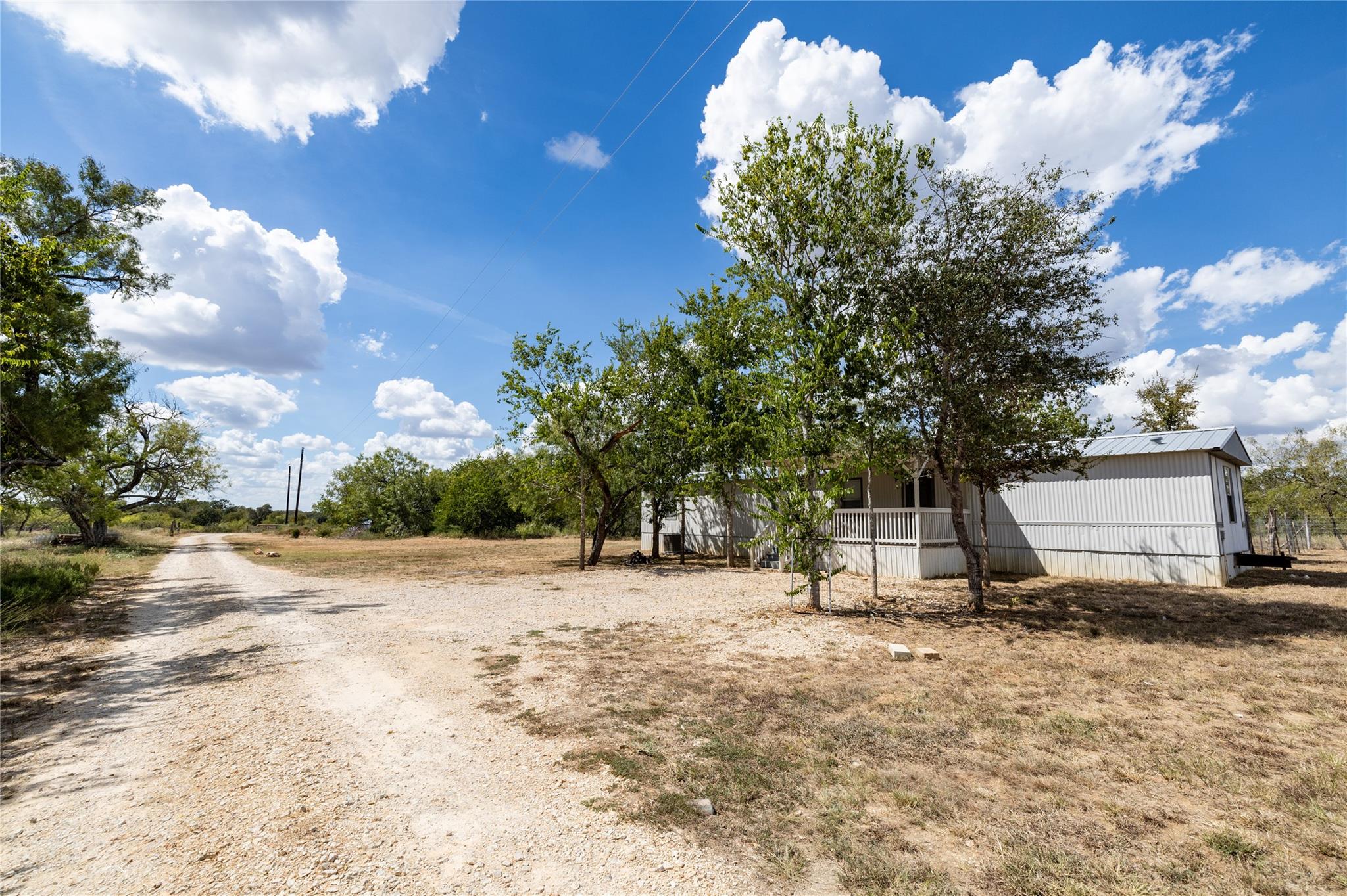 1265 Bugtussle Ln, Luling, TX 78648