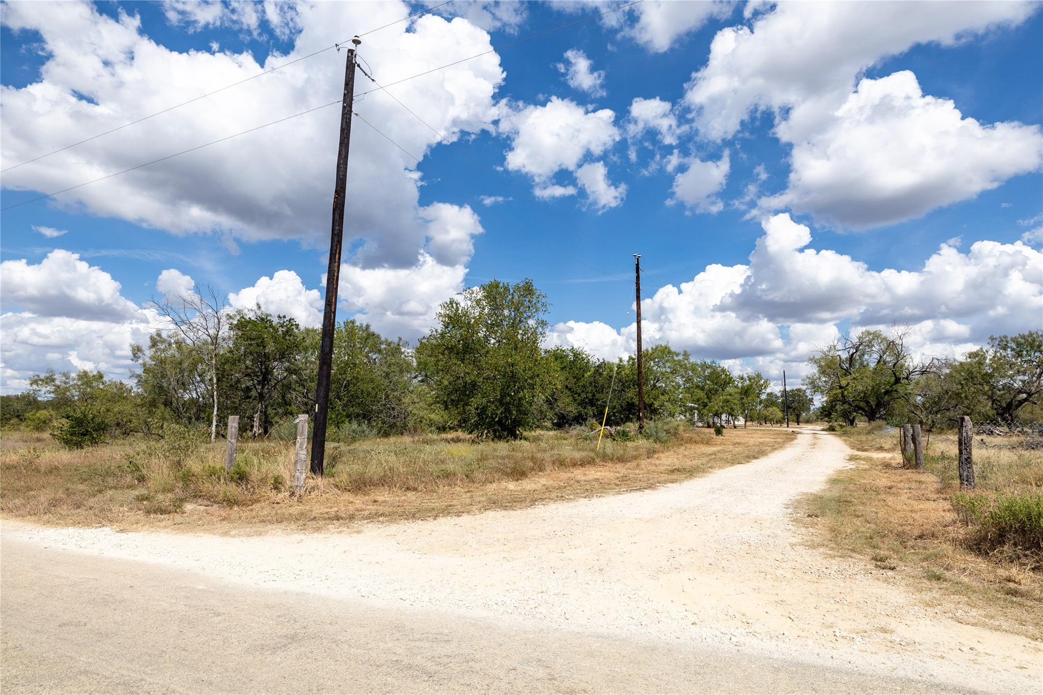 1265 Bugtussle Ln, Luling, TX 78648