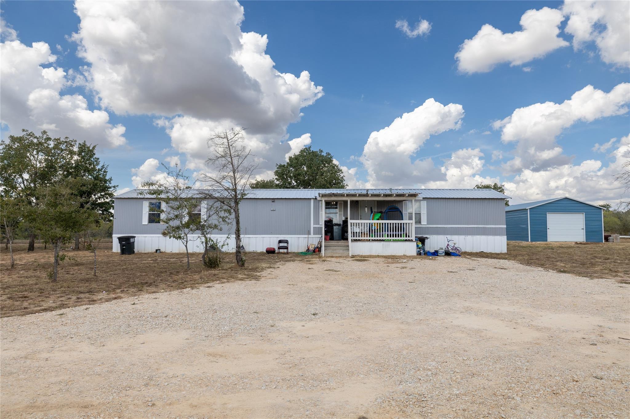 1265 Bugtussle Ln, Luling, TX 78648