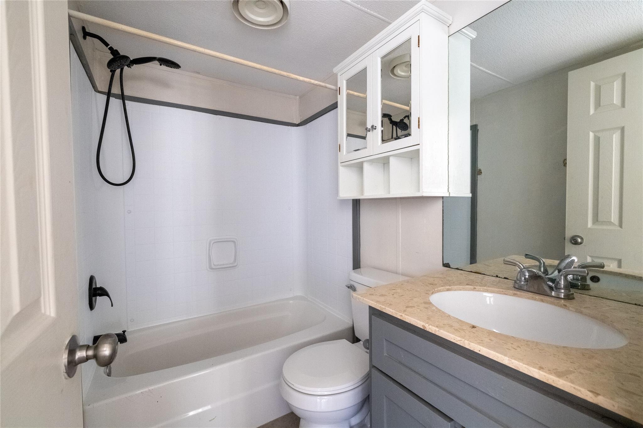 1265 Bugtussle Ln, Luling, TX 78648