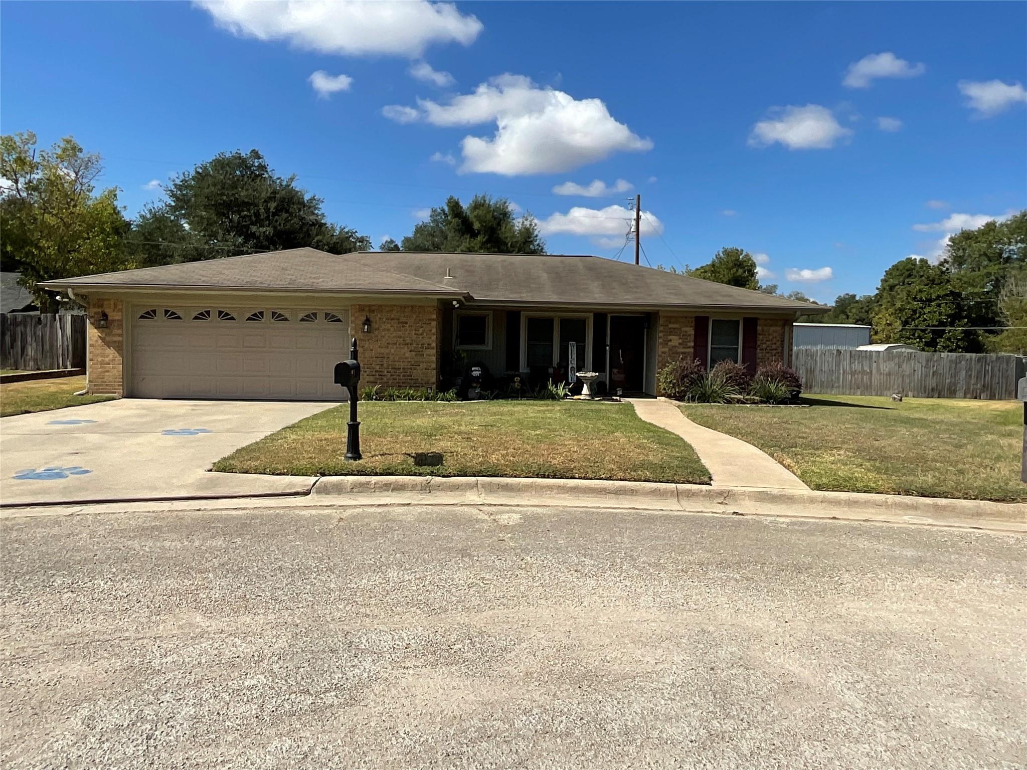 619 E Jackson St, Rockdale, TX 76567