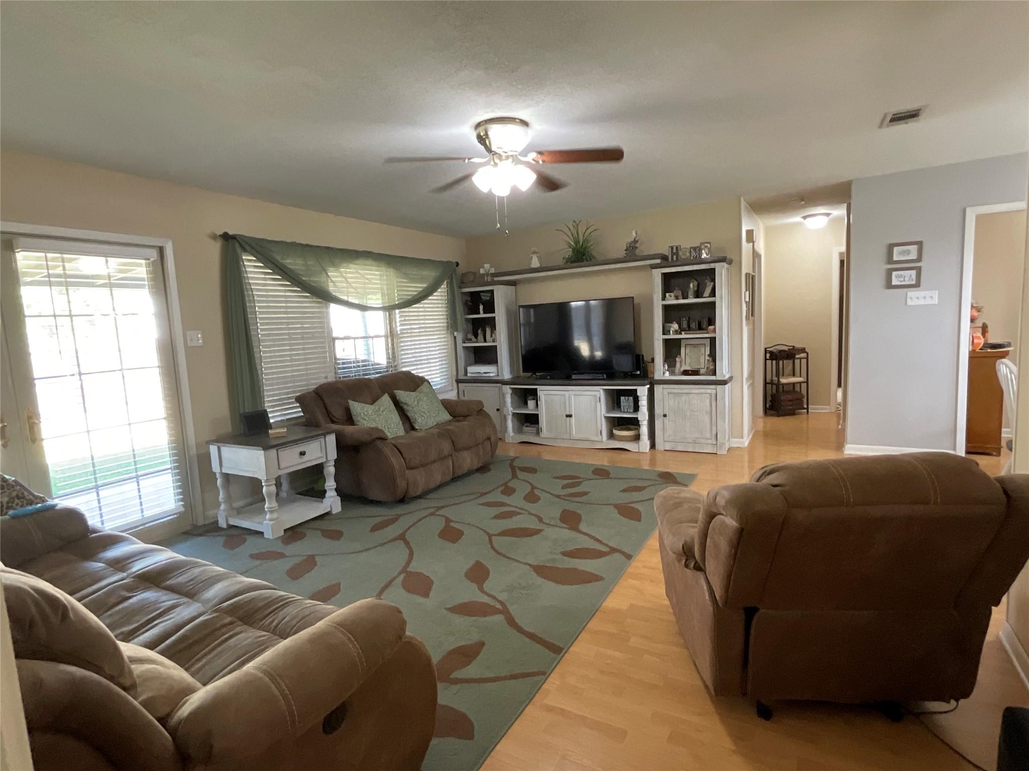 619 E Jackson St, Rockdale, TX 76567