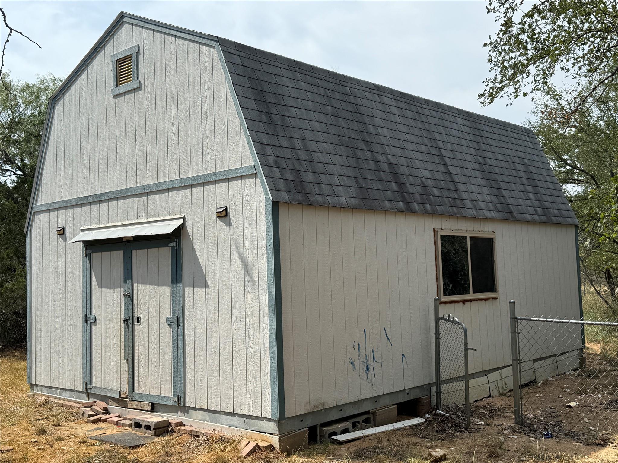 435 Horseshoe Dr, Kingsland, TX 78639