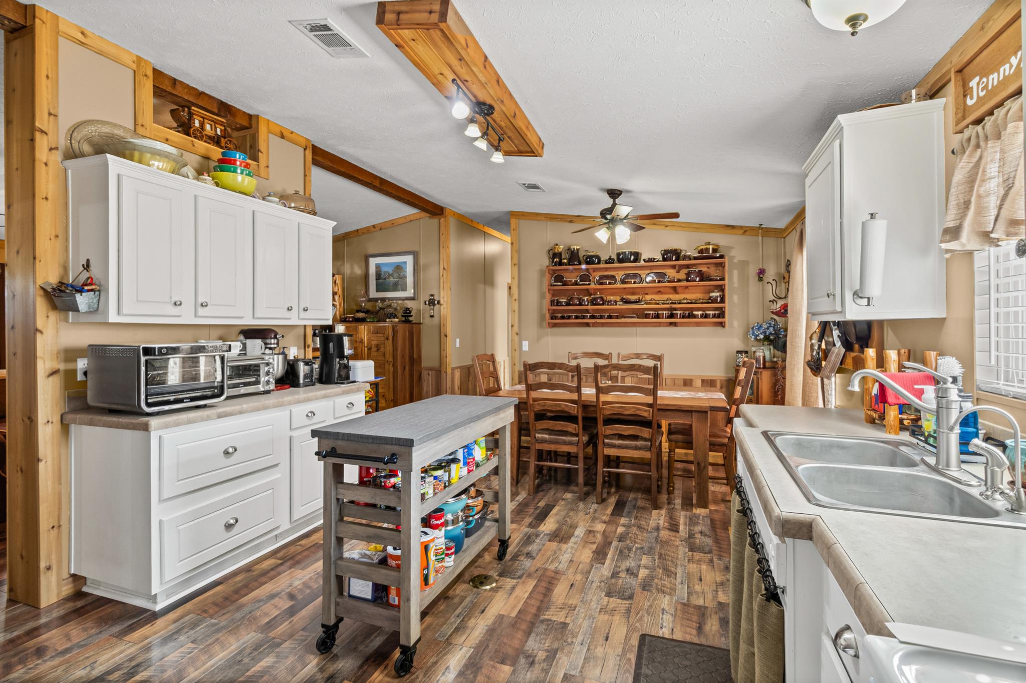 864 Rolling Oaks Dr, Luling, TX 78648