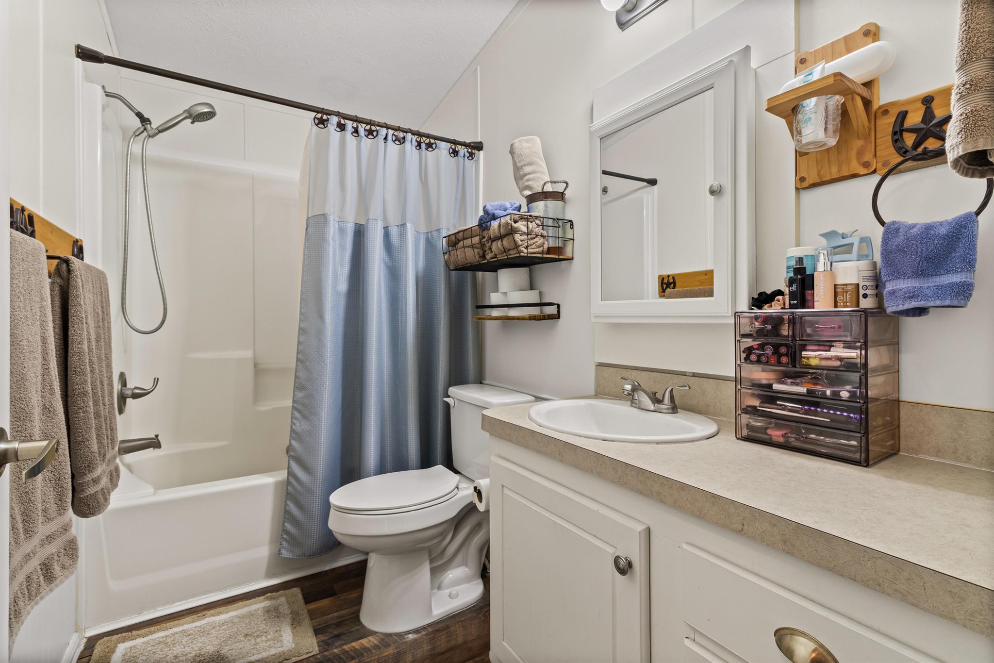 864 Rolling Oaks Dr, Luling, TX 78648