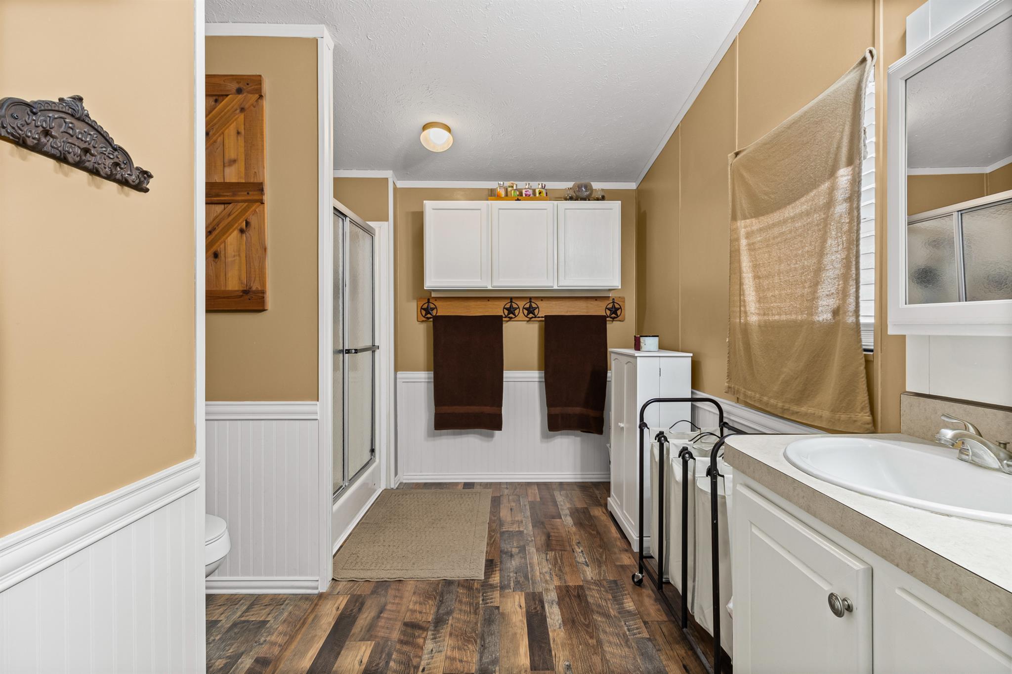 864 Rolling Oaks Dr, Luling, TX 78648