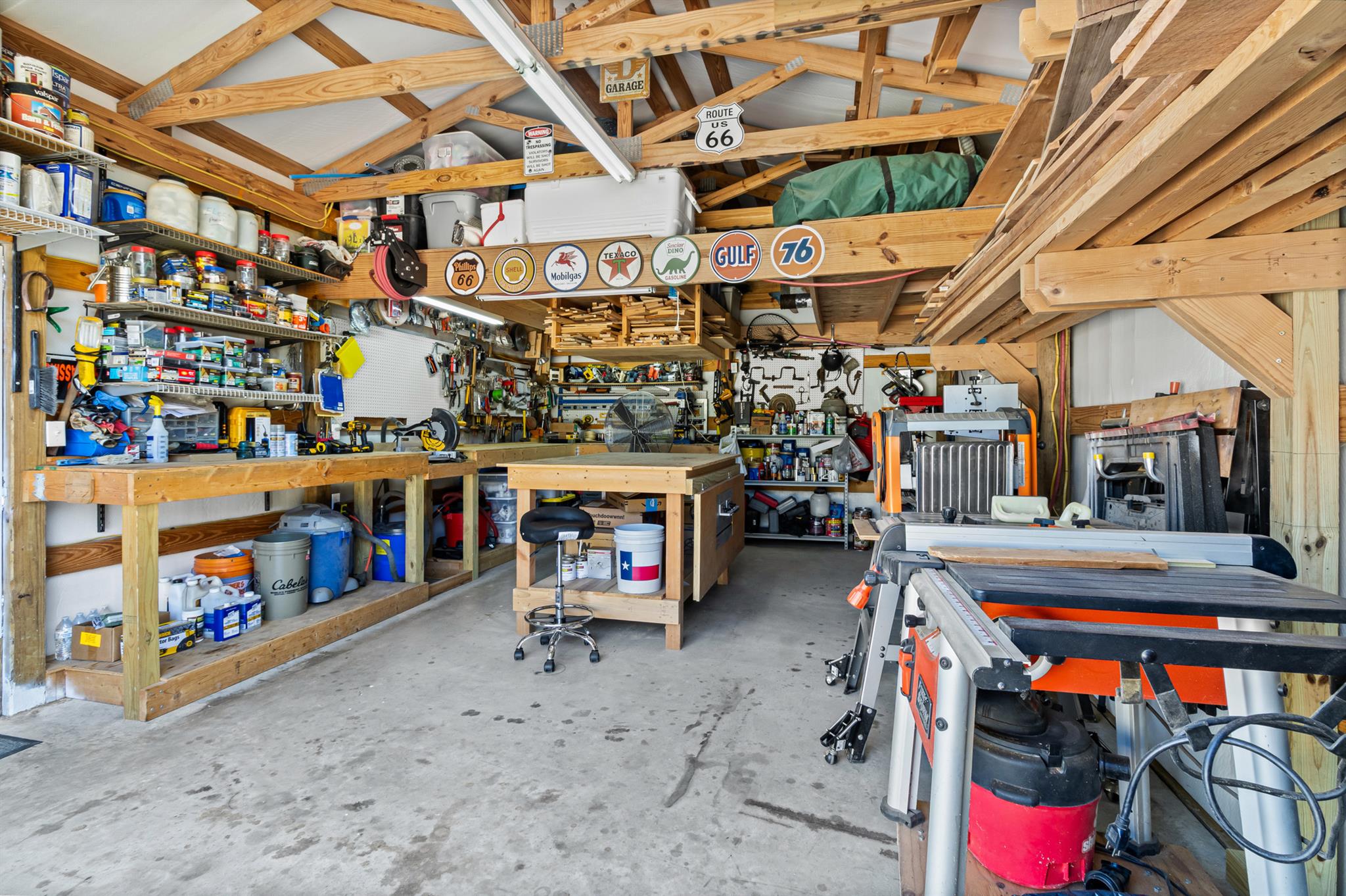 864 Rolling Oaks Dr, Luling, TX 78648