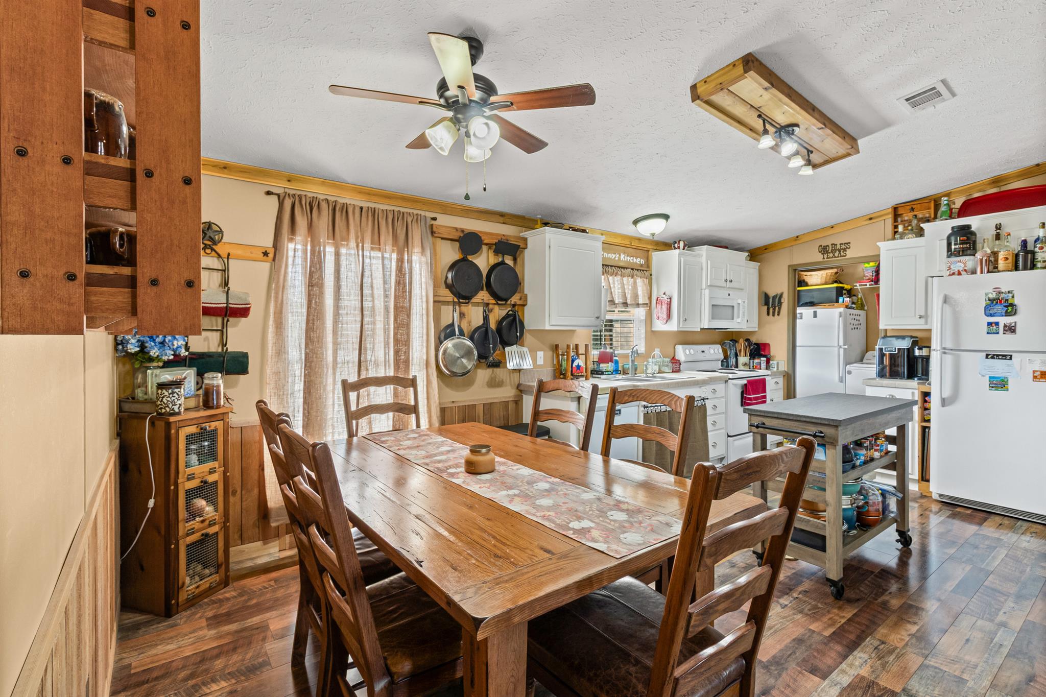 864 Rolling Oaks Dr, Luling, TX 78648