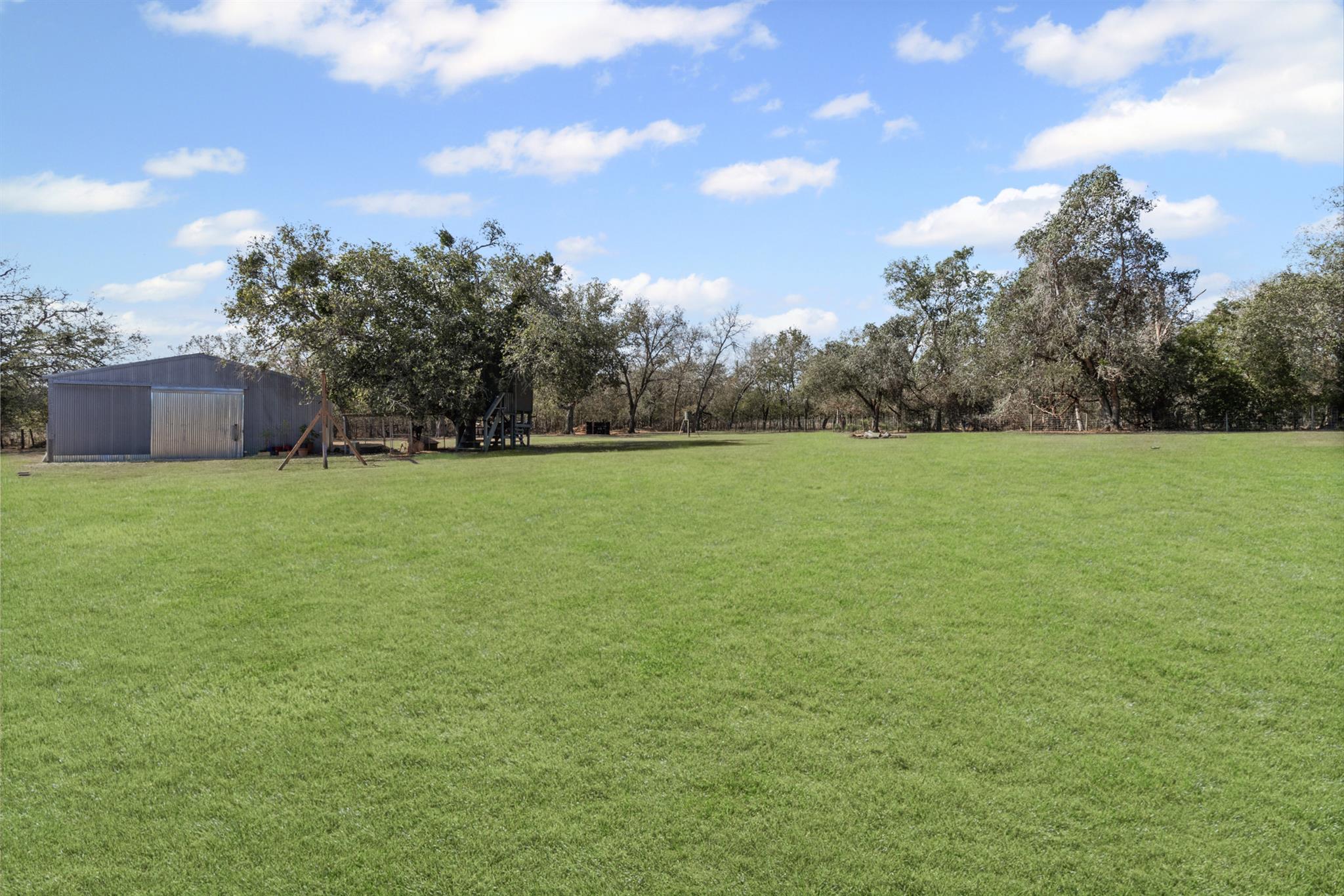 864 Rolling Oaks Dr, Luling, TX 78648
