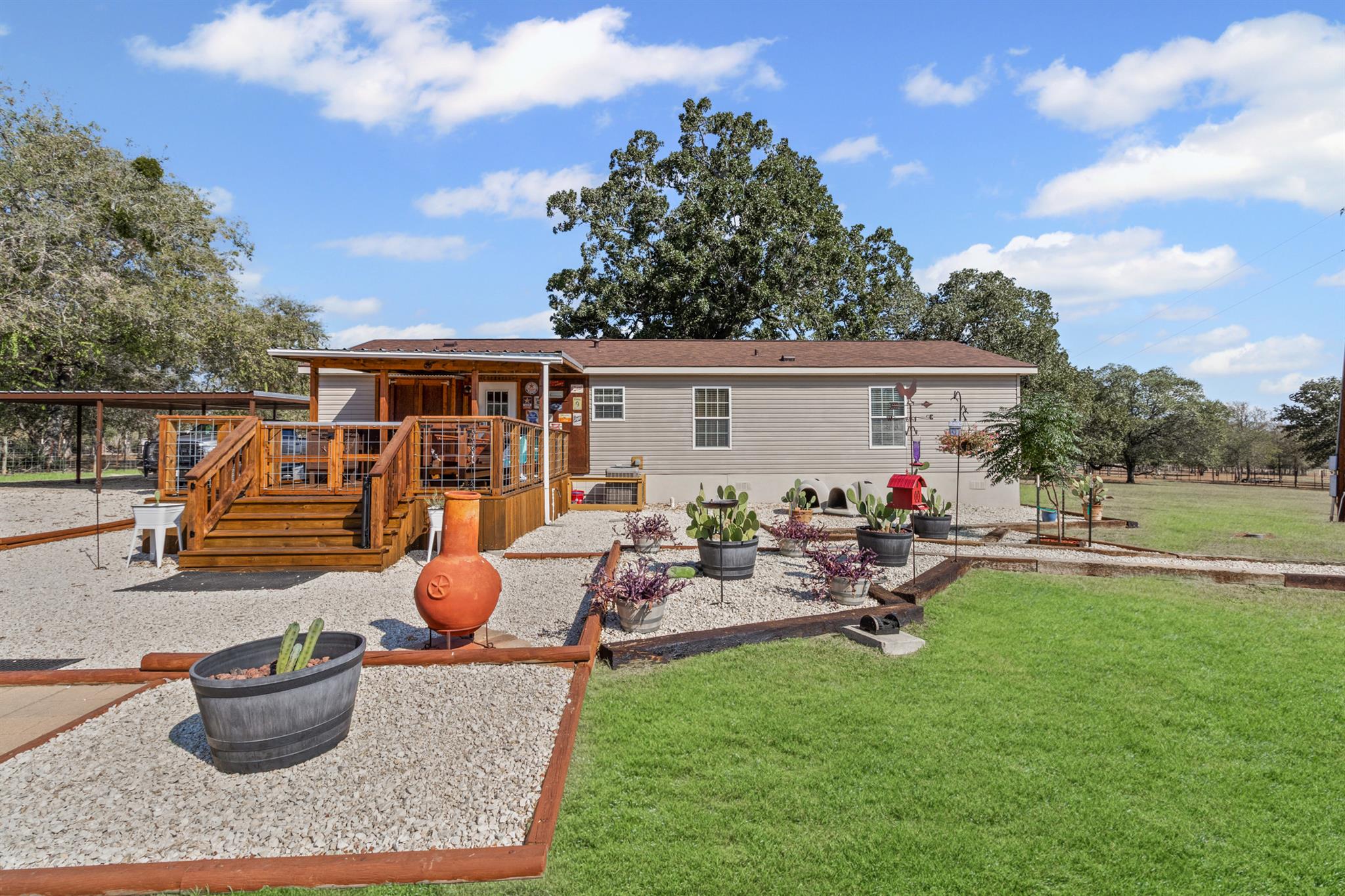 864 Rolling Oaks Dr, Luling, TX 78648