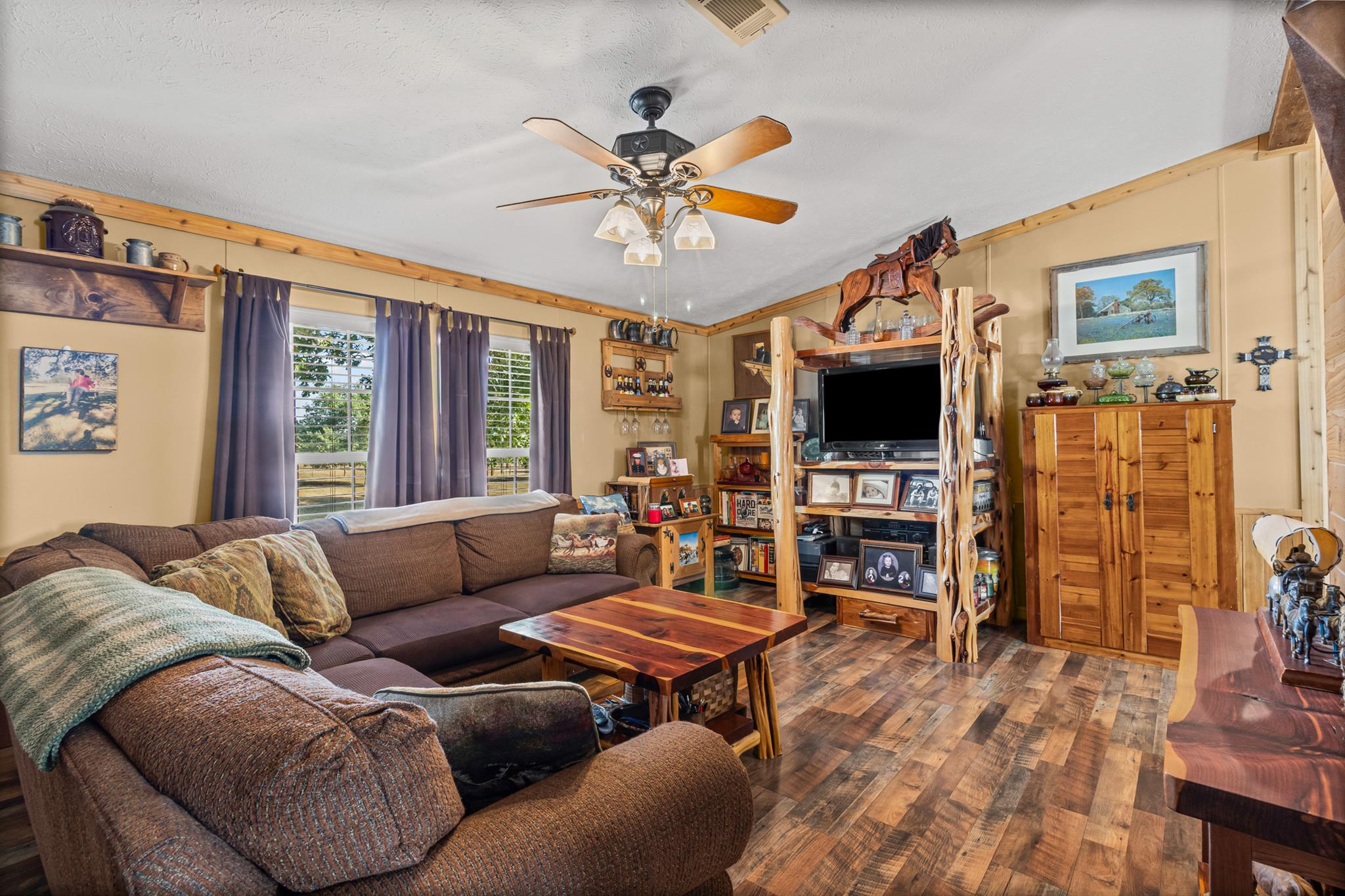 864 Rolling Oaks Dr, Luling, TX 78648