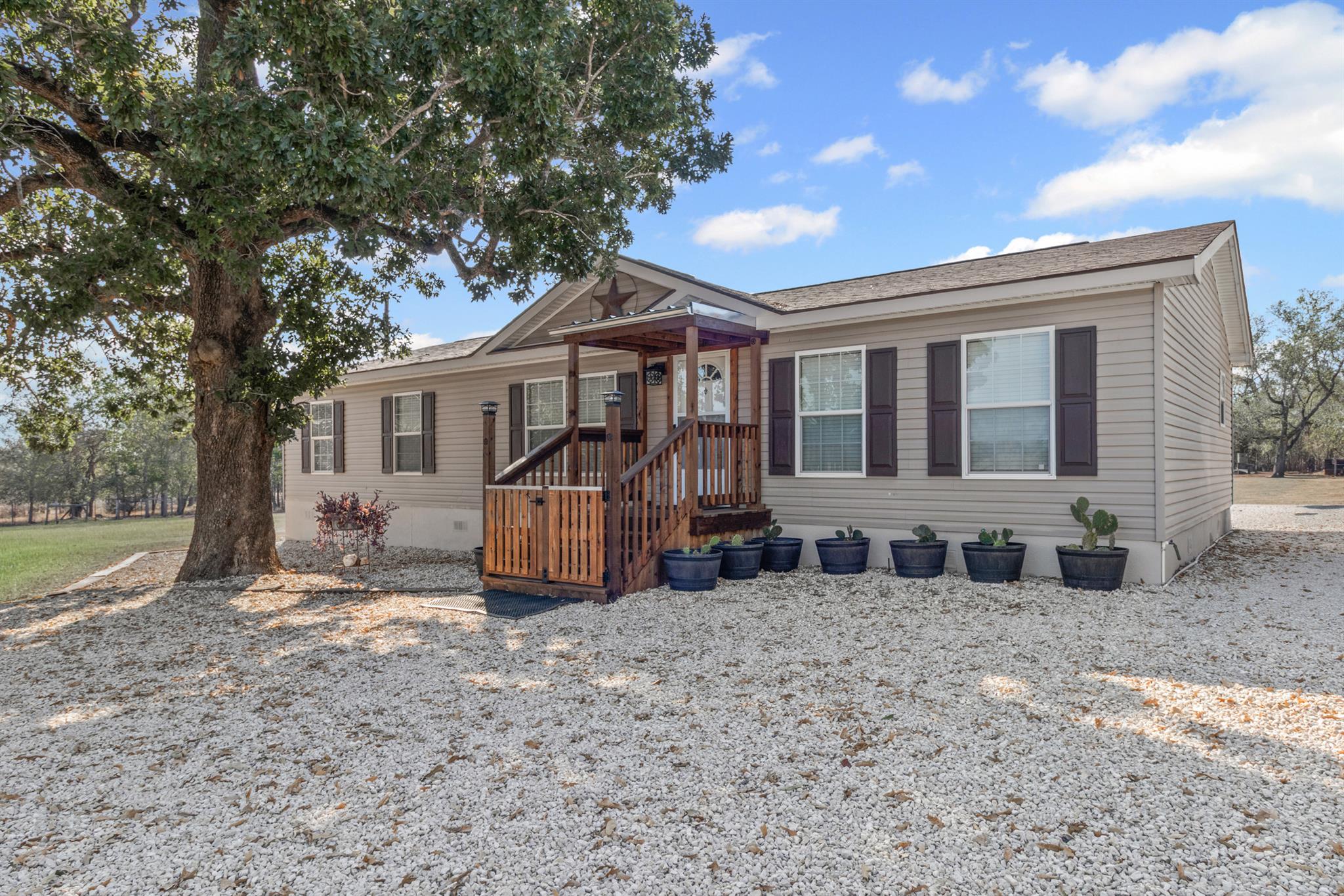 864 Rolling Oaks Dr, Luling, TX 78648