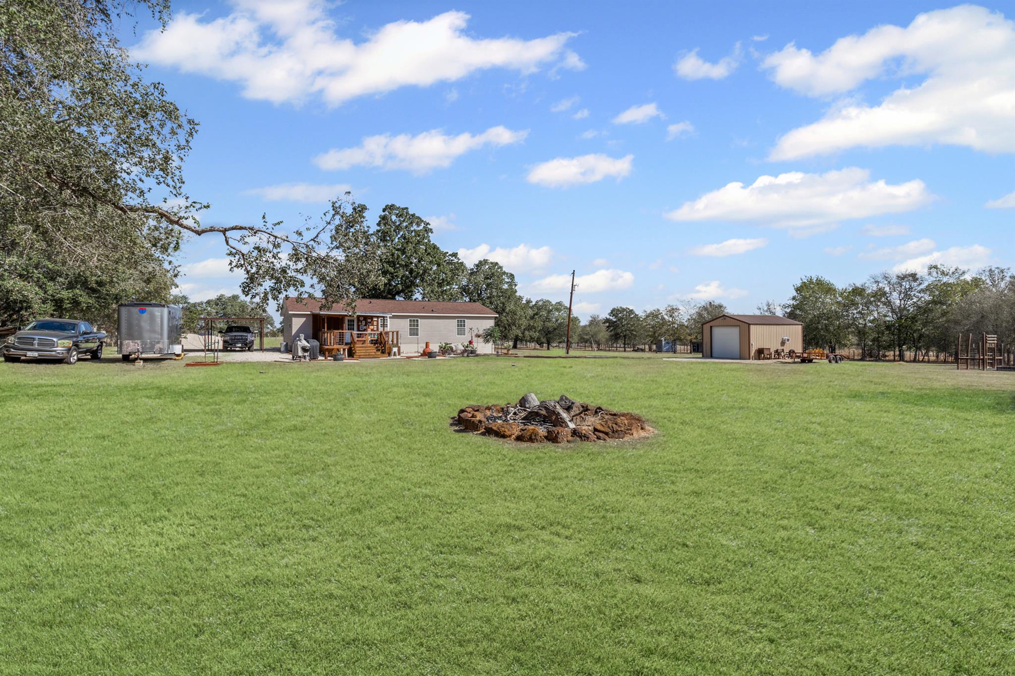 864 Rolling Oaks Dr, Luling, TX 78648