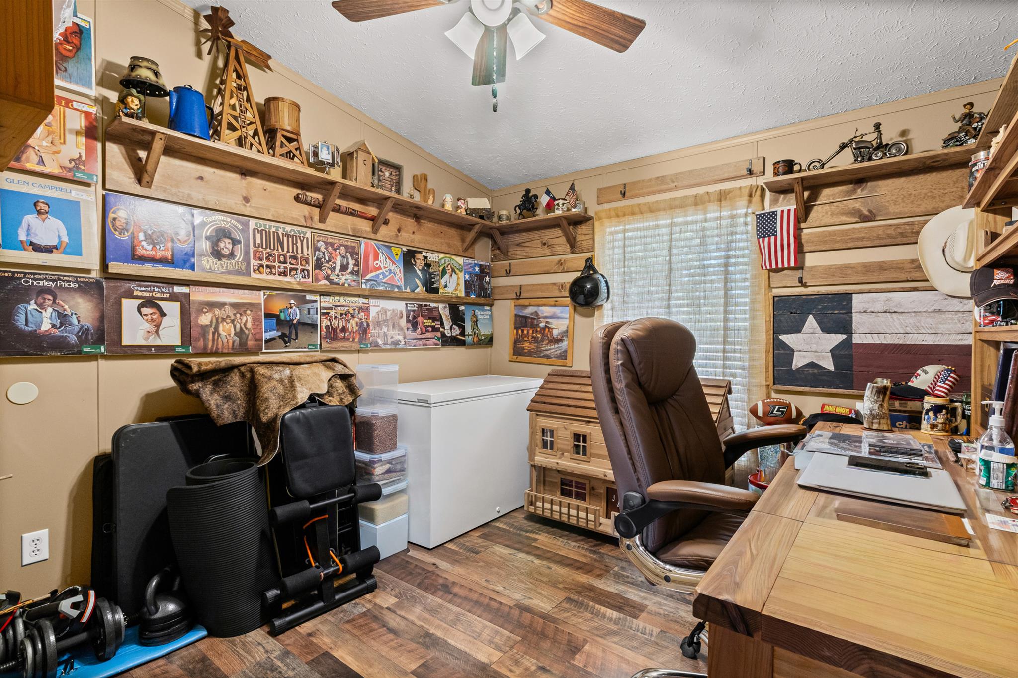 864 Rolling Oaks Dr, Luling, TX 78648