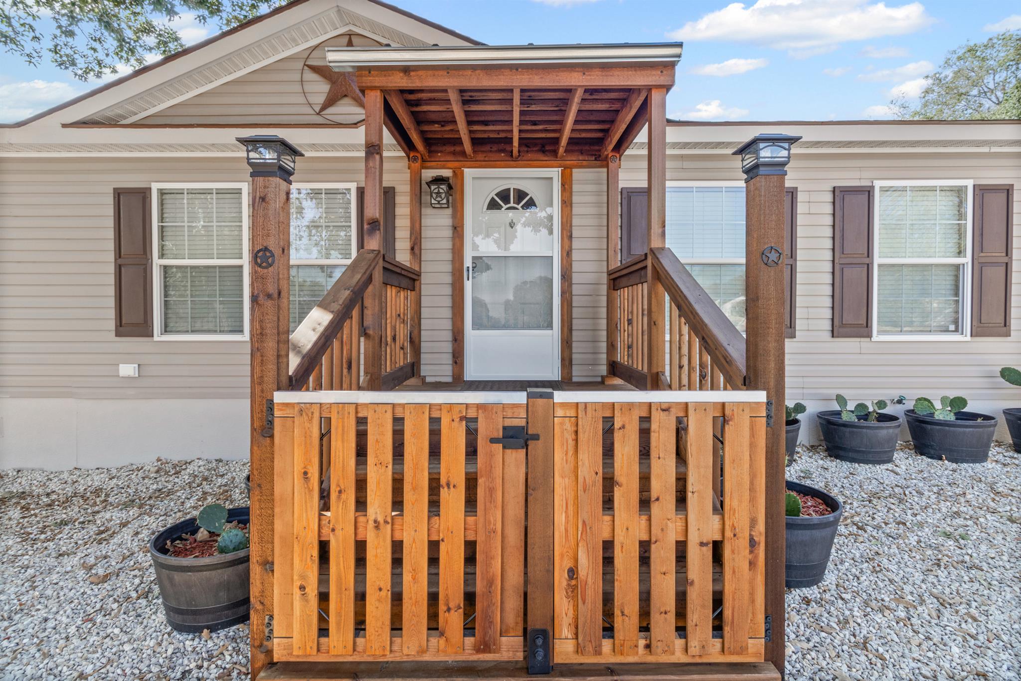 864 Rolling Oaks Dr, Luling, TX 78648