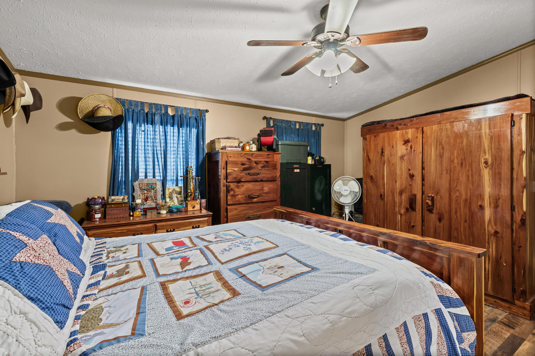 864 Rolling Oaks Dr, Luling, TX 78648