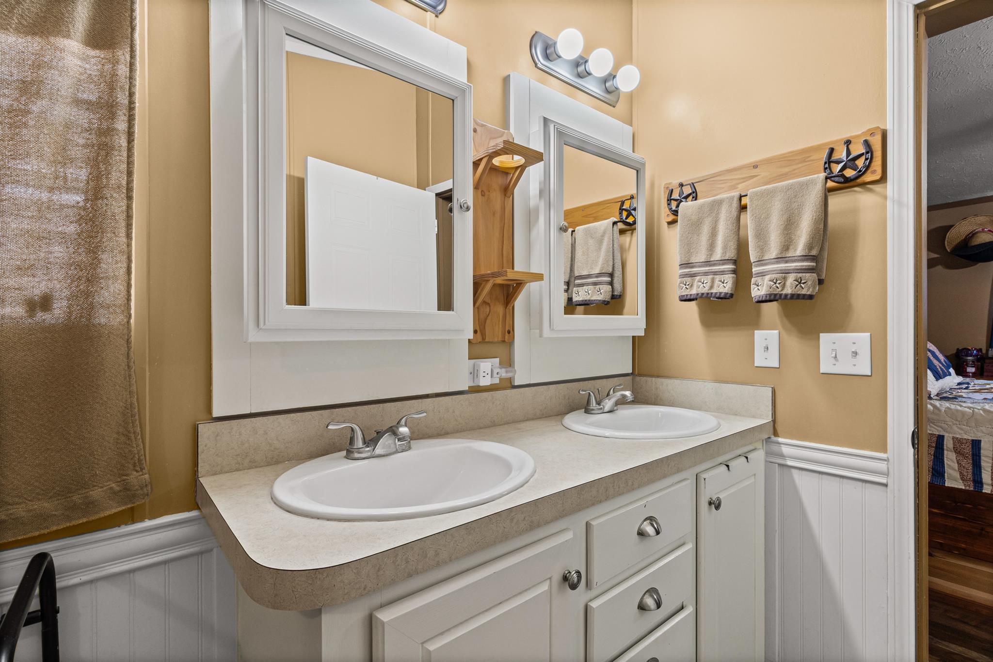 864 Rolling Oaks Dr, Luling, TX 78648