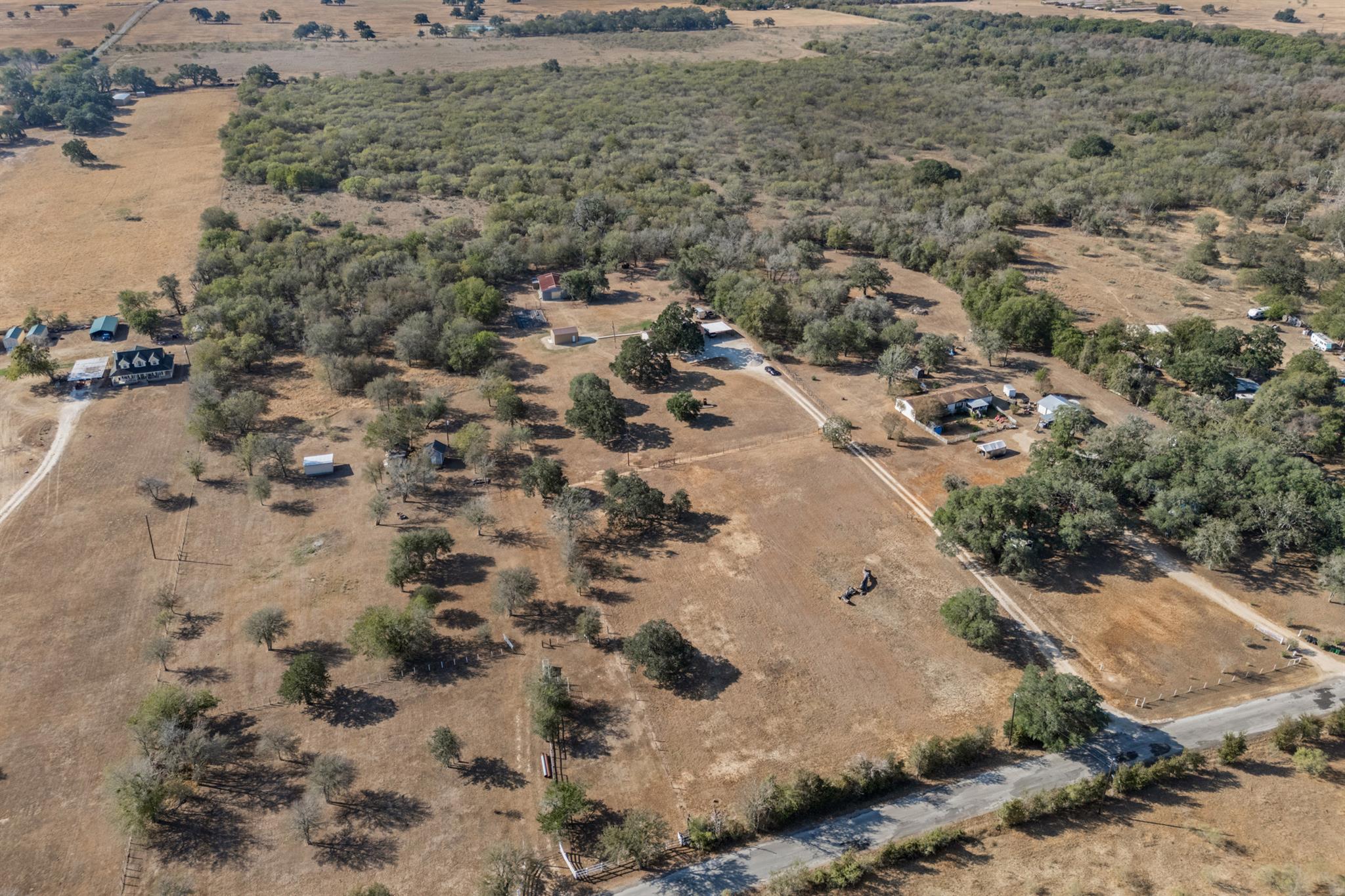 864 Rolling Oaks Dr, Luling, TX 78648