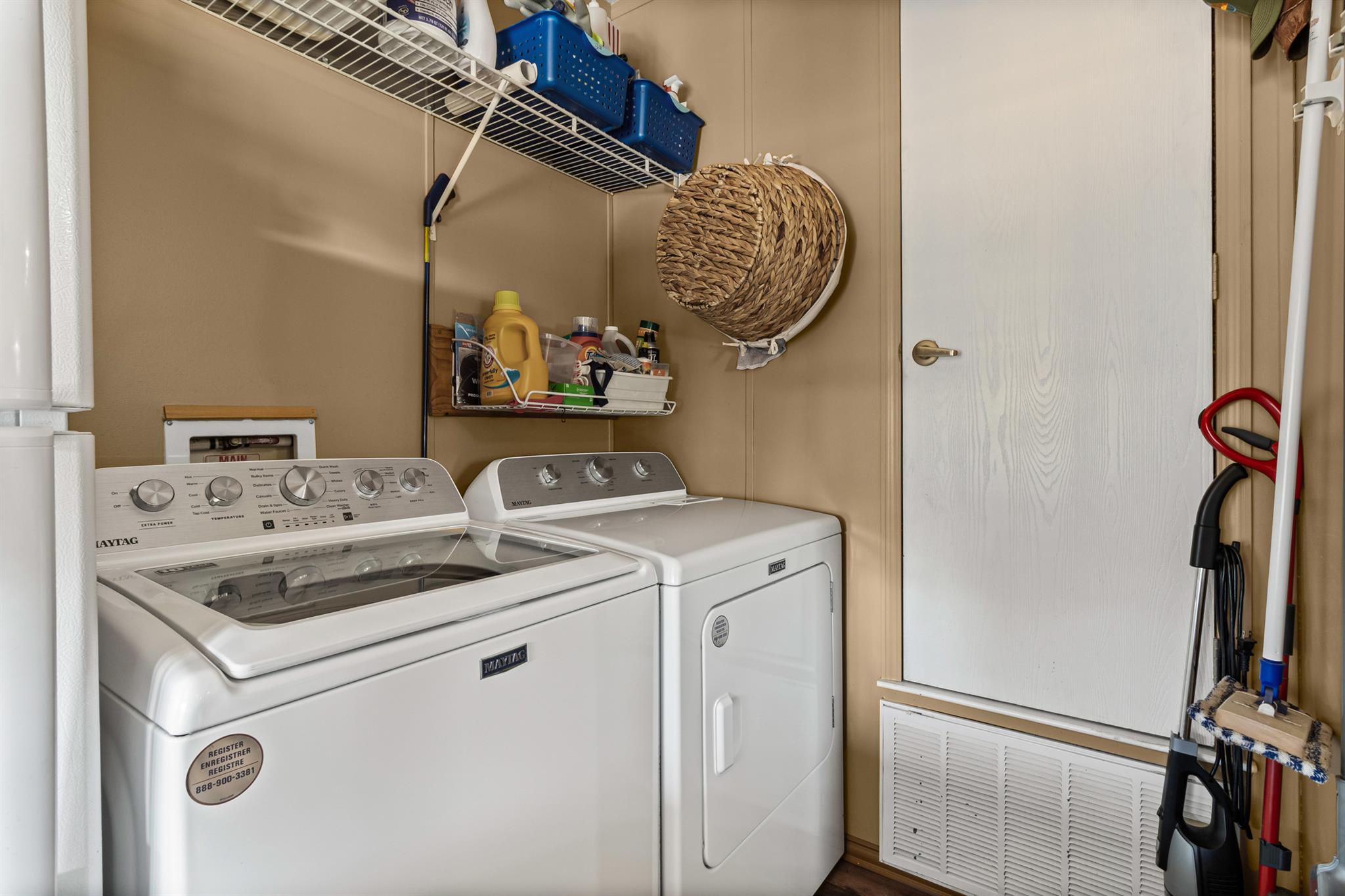 864 Rolling Oaks Dr, Luling, TX 78648