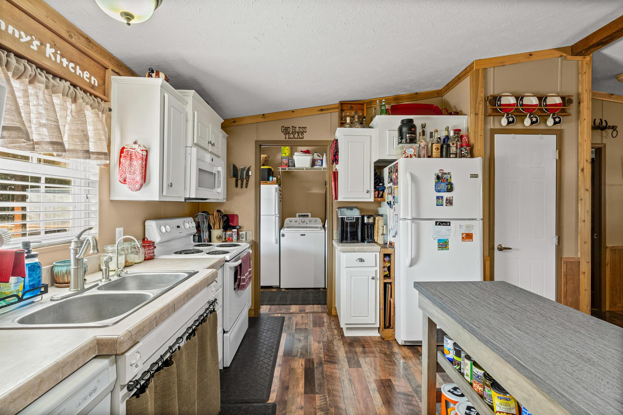 864 Rolling Oaks Dr, Luling, TX 78648