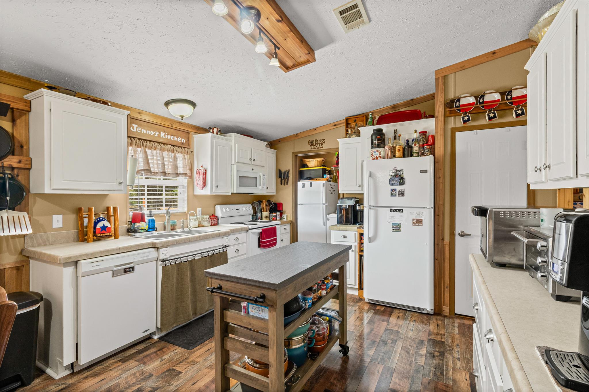 864 Rolling Oaks Dr, Luling, TX 78648