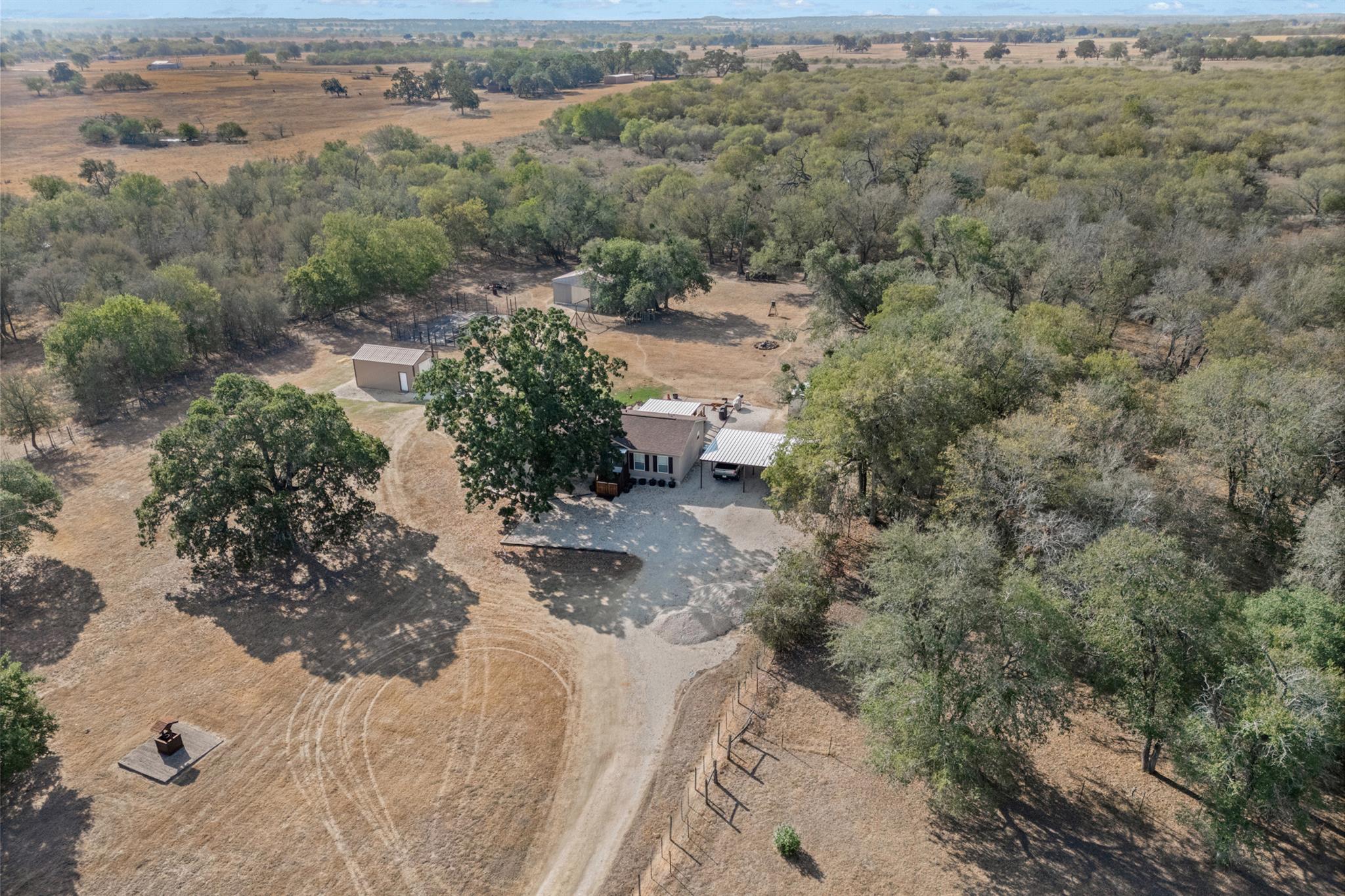 864 Rolling Oaks Dr, Luling, TX 78648