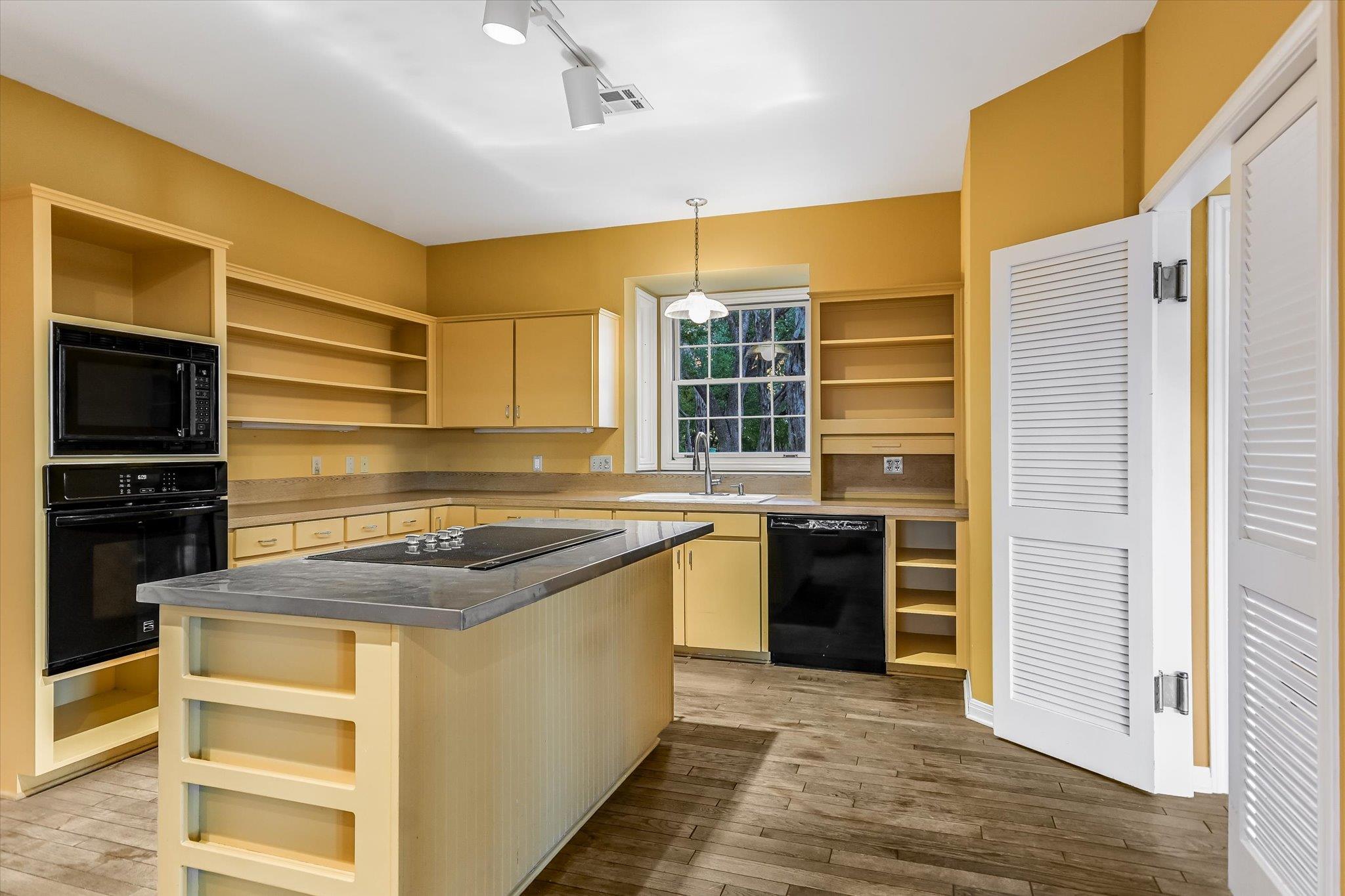 705 Windsong Trl, West Lake Hills, TX 78746