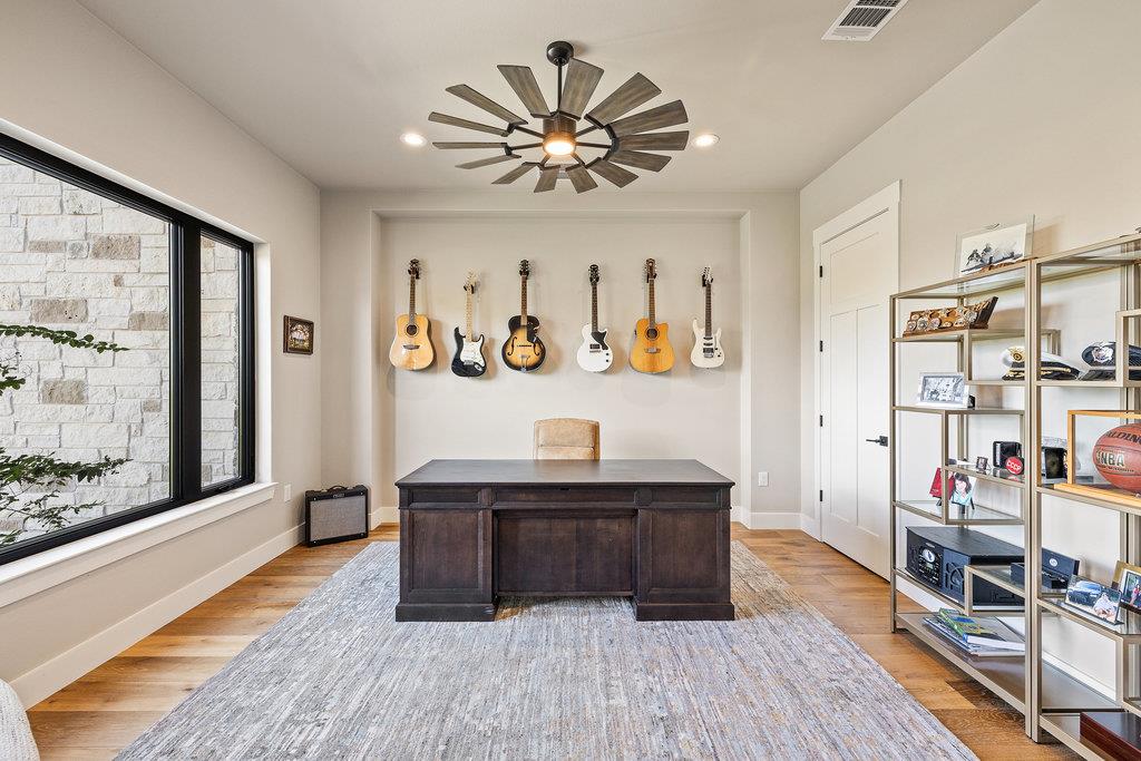 4746 R O Dr, Spicewood, TX 78669