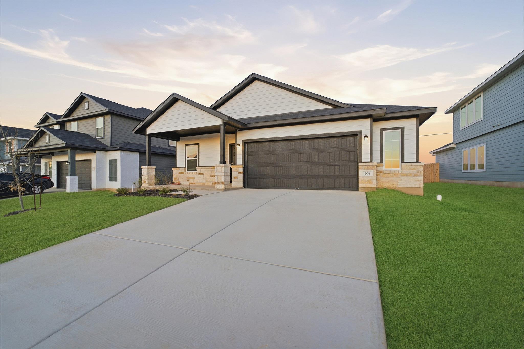 204 Quail Convey Dr, Jarrell, TX 76537