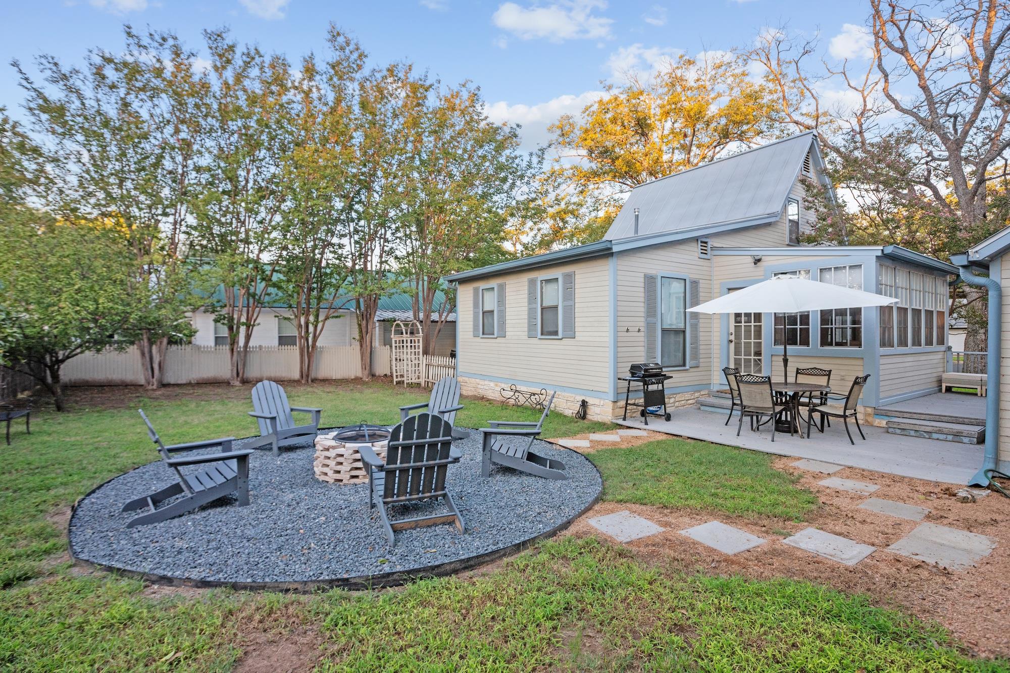 406 N Acorn St, Fredericksburg, TX 78624