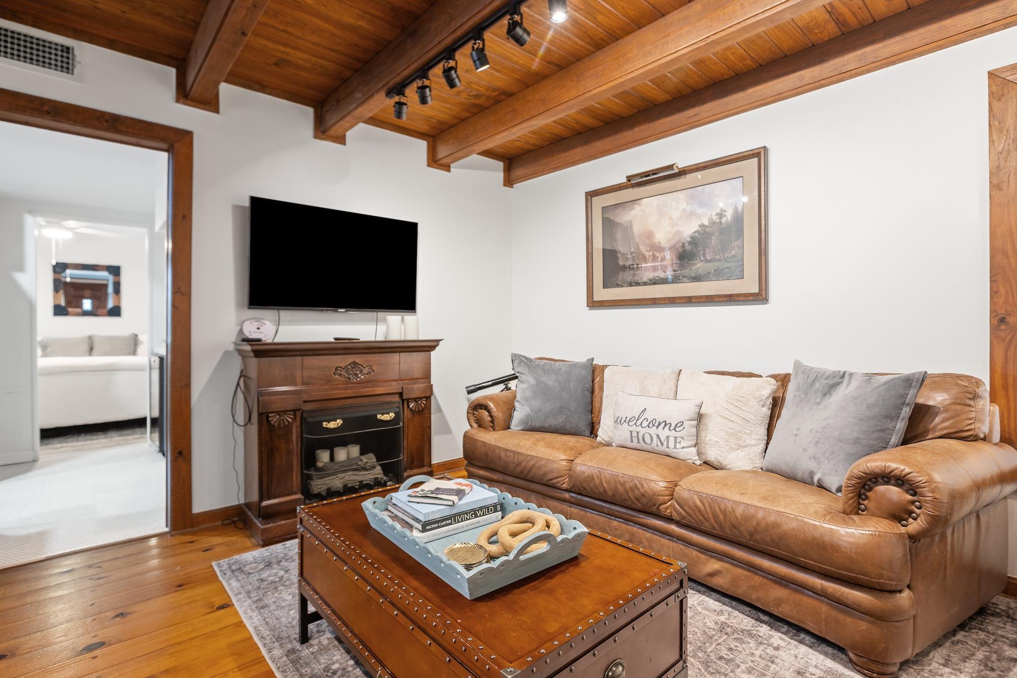 406 N Acorn St, Fredericksburg, TX 78624