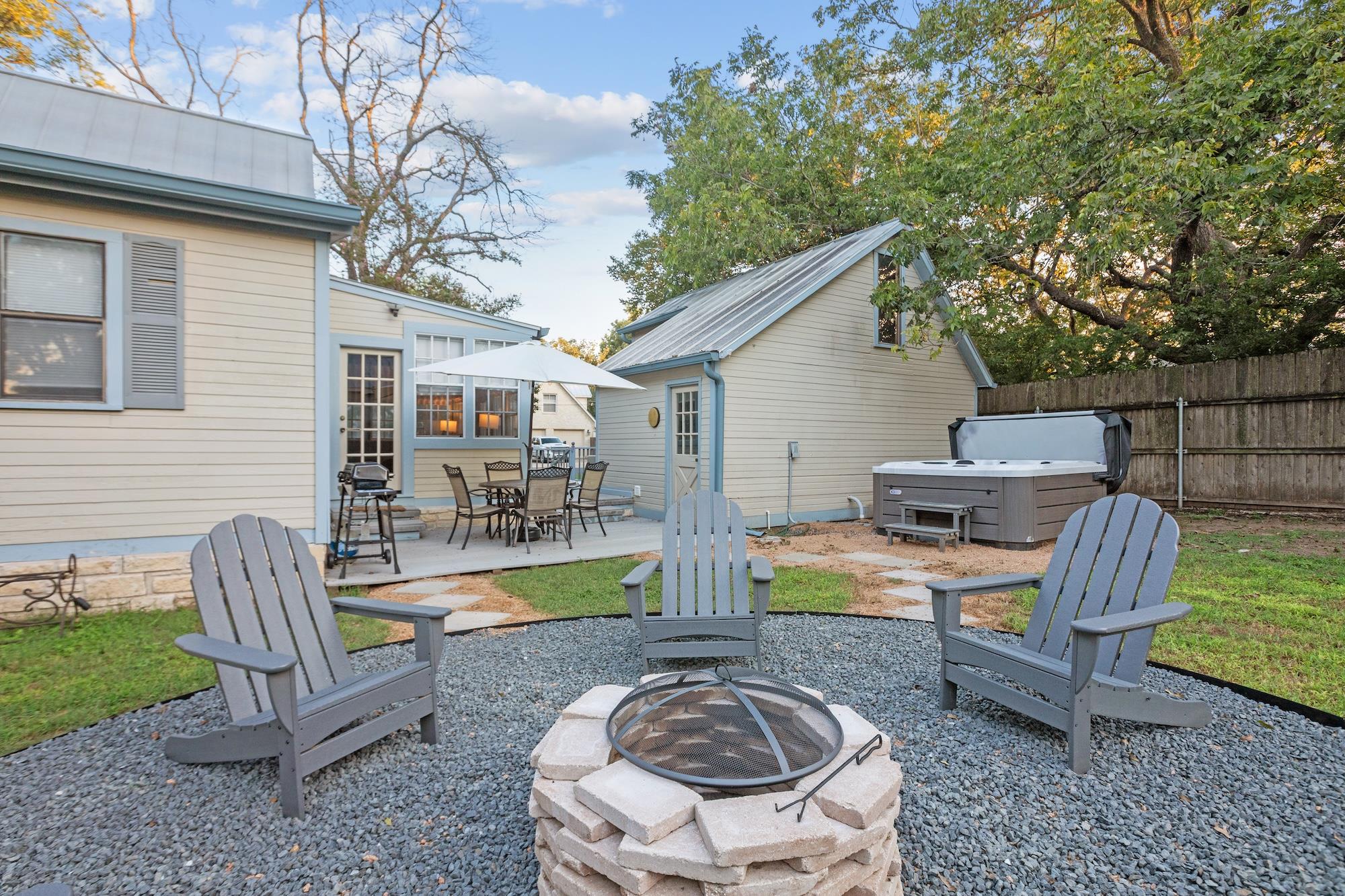 406 N Acorn St, Fredericksburg, TX 78624