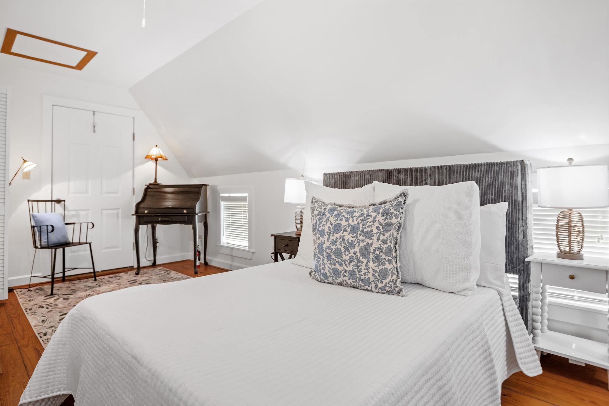 406 N Acorn St, Fredericksburg, TX 78624