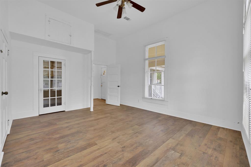 401 Shaw St, Taylor, TX 76574