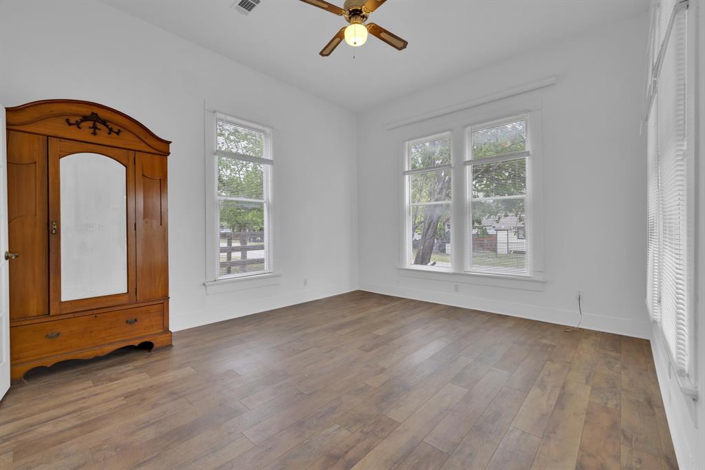 401 Shaw St, Taylor, TX 76574