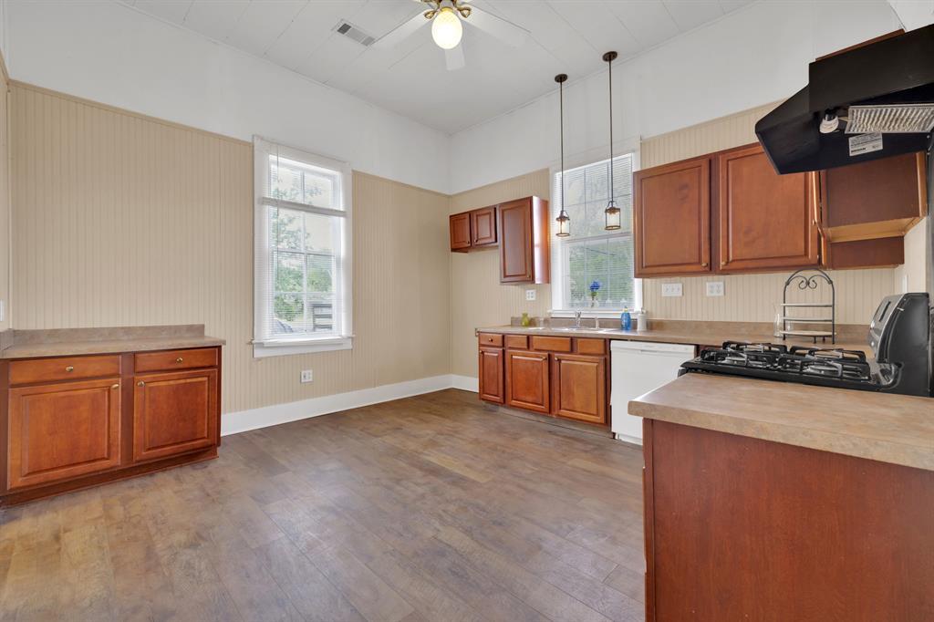 401 Shaw St, Taylor, TX 76574