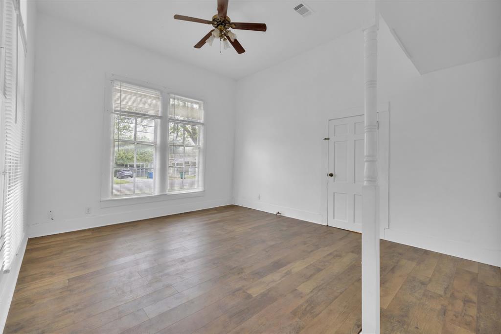 401 Shaw St, Taylor, TX 76574