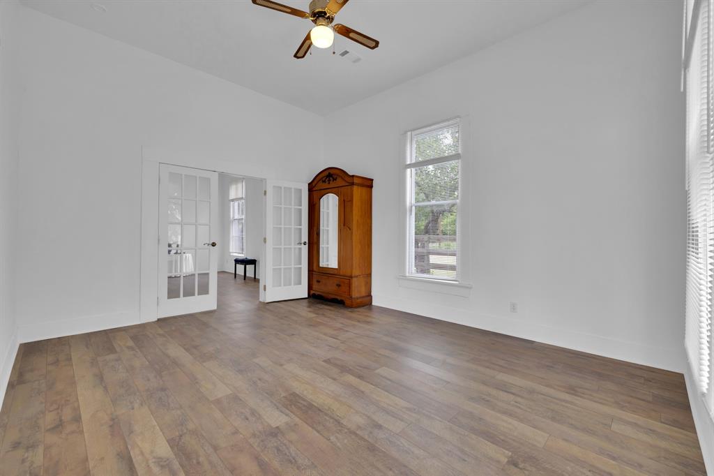 401 Shaw St, Taylor, TX 76574