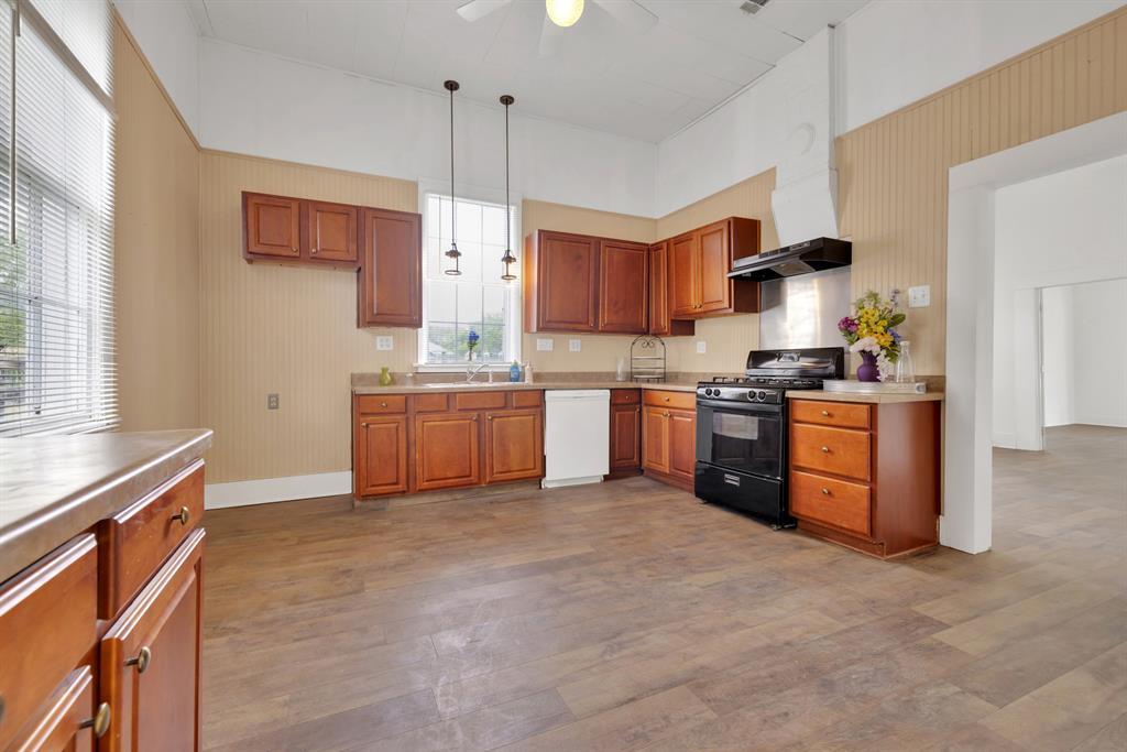 401 Shaw St, Taylor, TX 76574