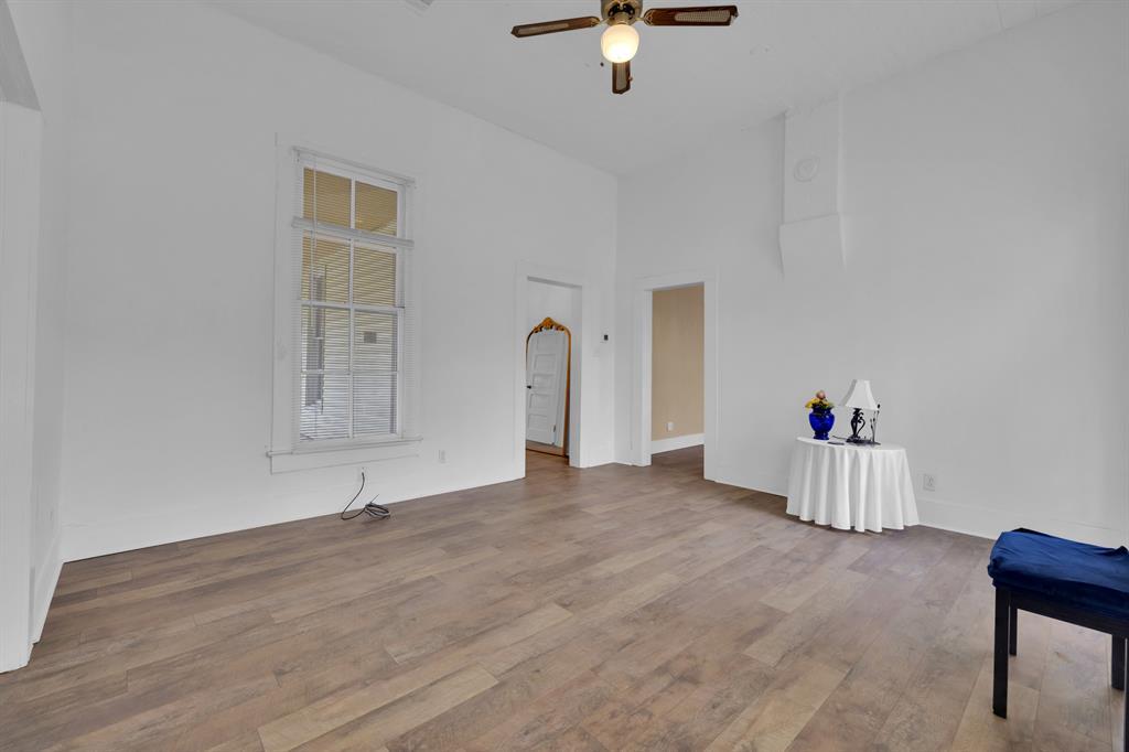 401 Shaw St, Taylor, TX 76574