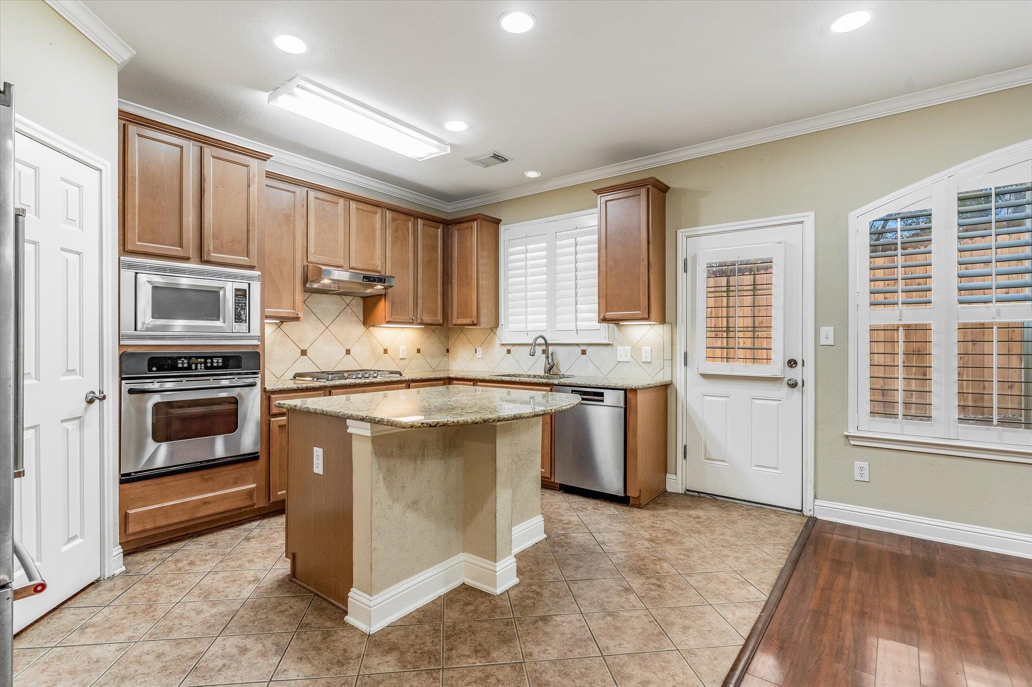 601 Twelve Oaks Ln, Austin, TX 78704