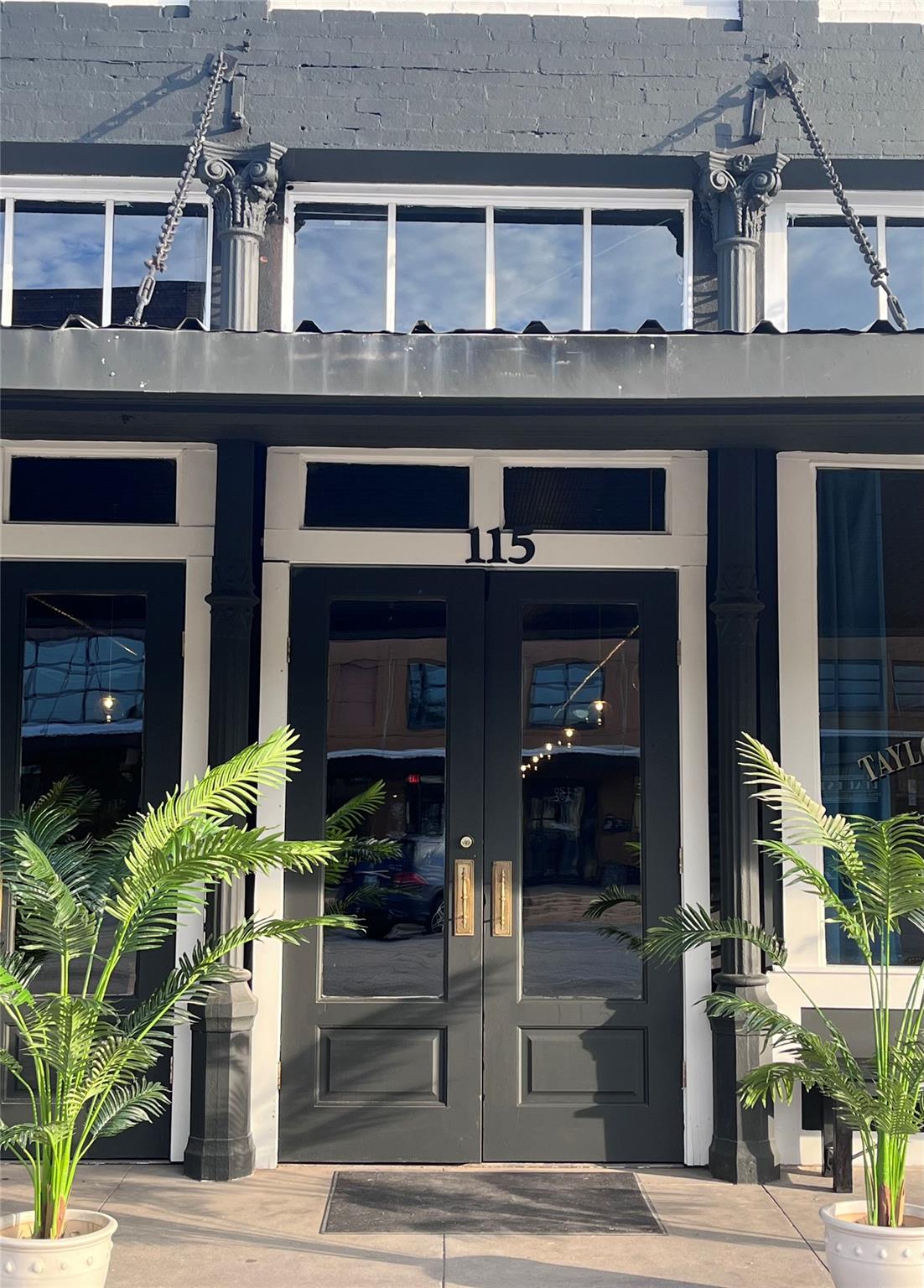 115 W 2nd St, Taylor, TX 76574