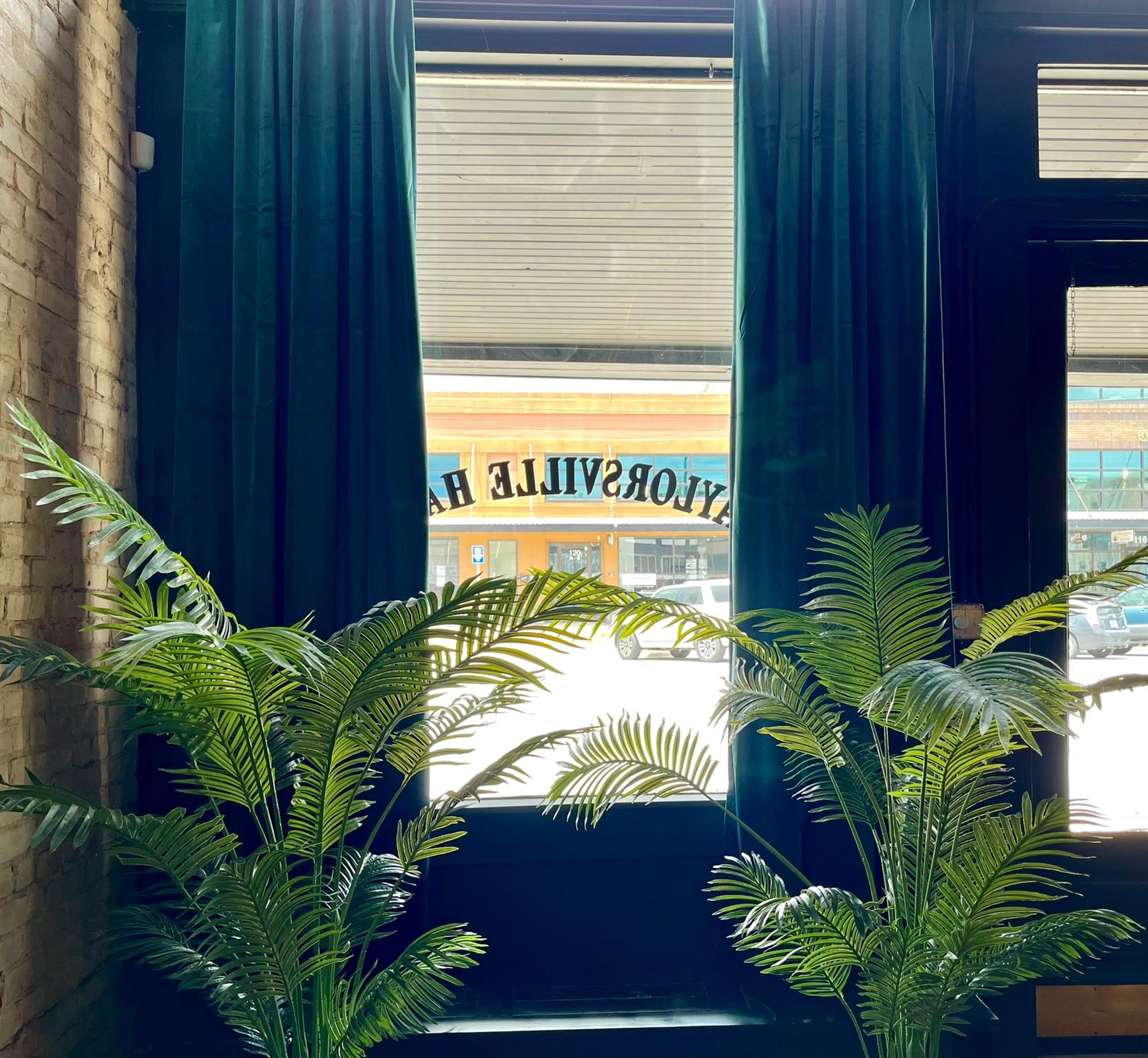 115 W 2nd St, Taylor, TX 76574