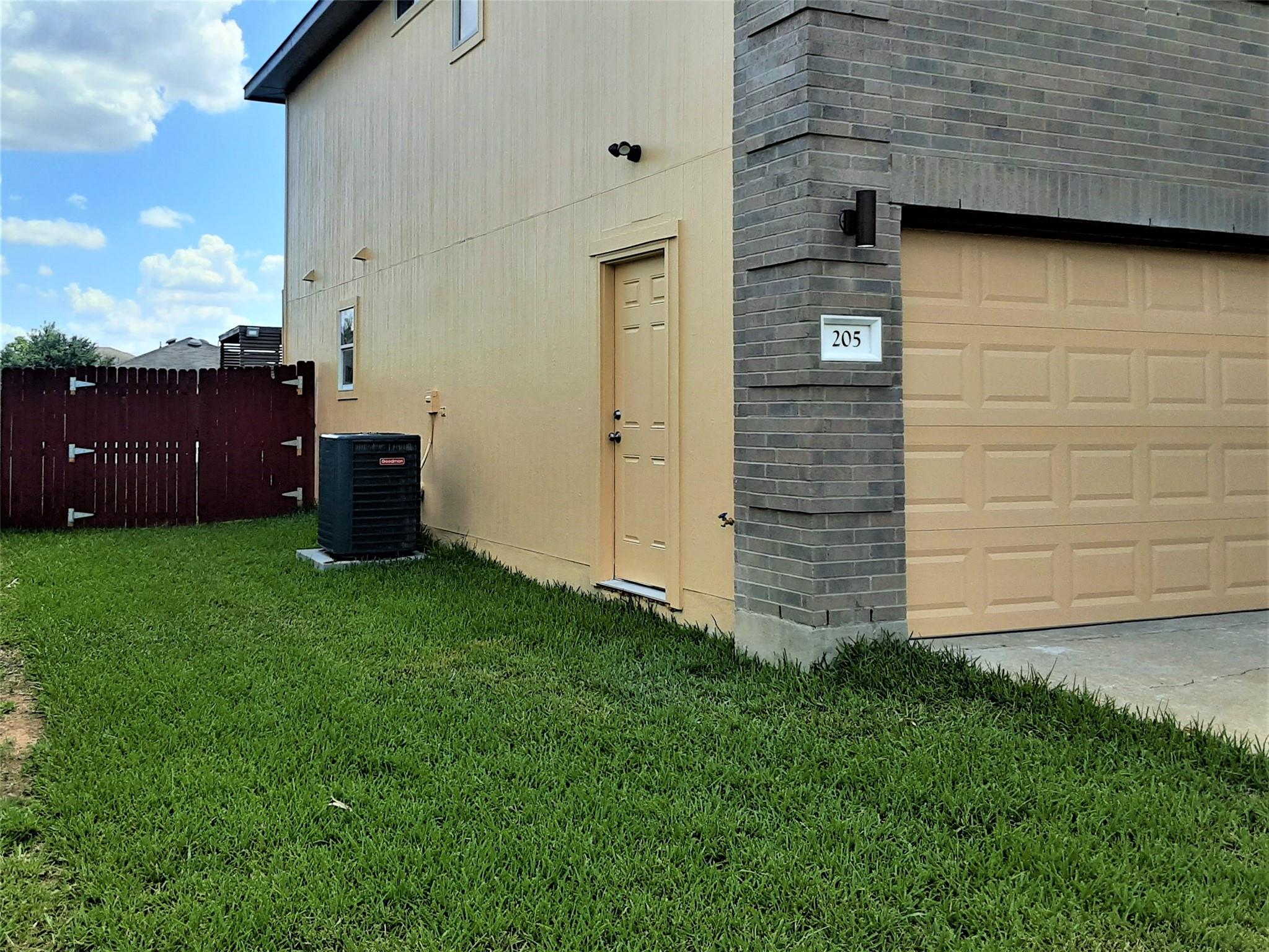 205 Rinehardt St, Hutto, TX 78634