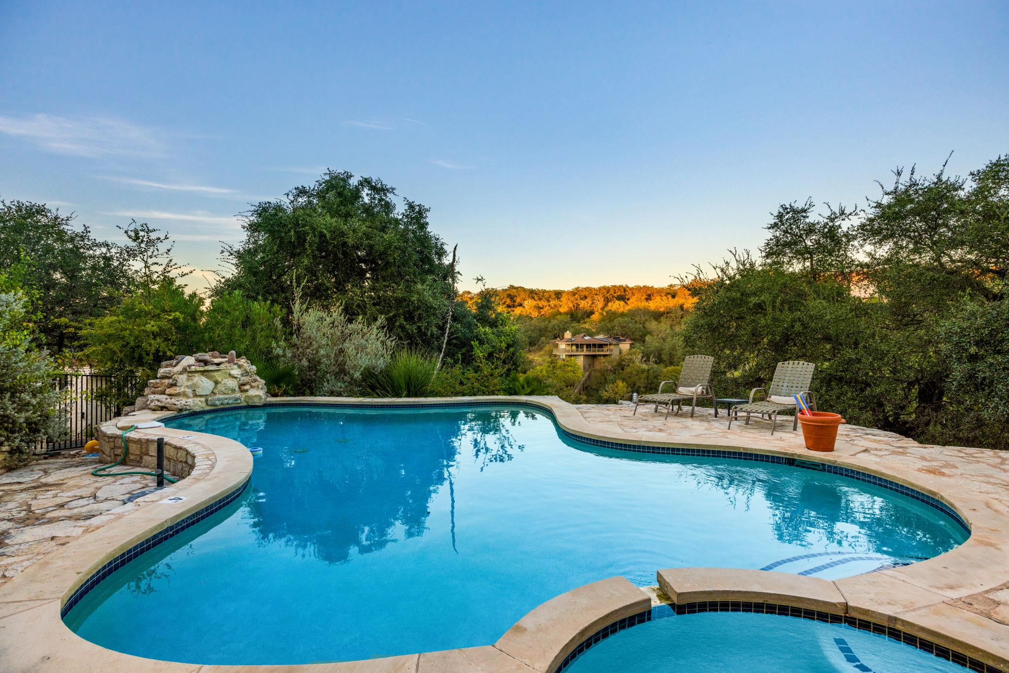 723 Coventry Rd, Spicewood, TX 78669