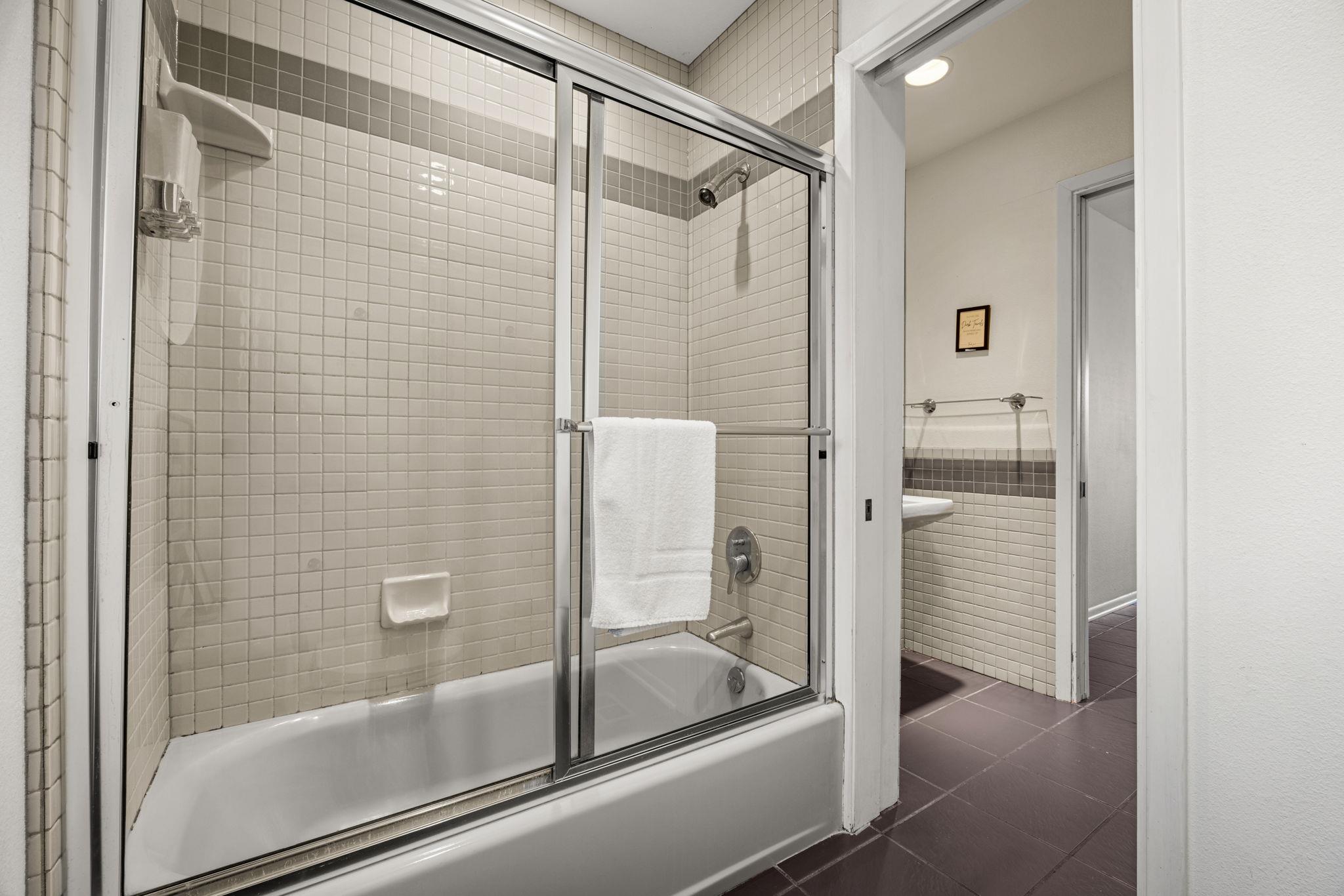 723 Coventry Rd, Spicewood, TX 78669