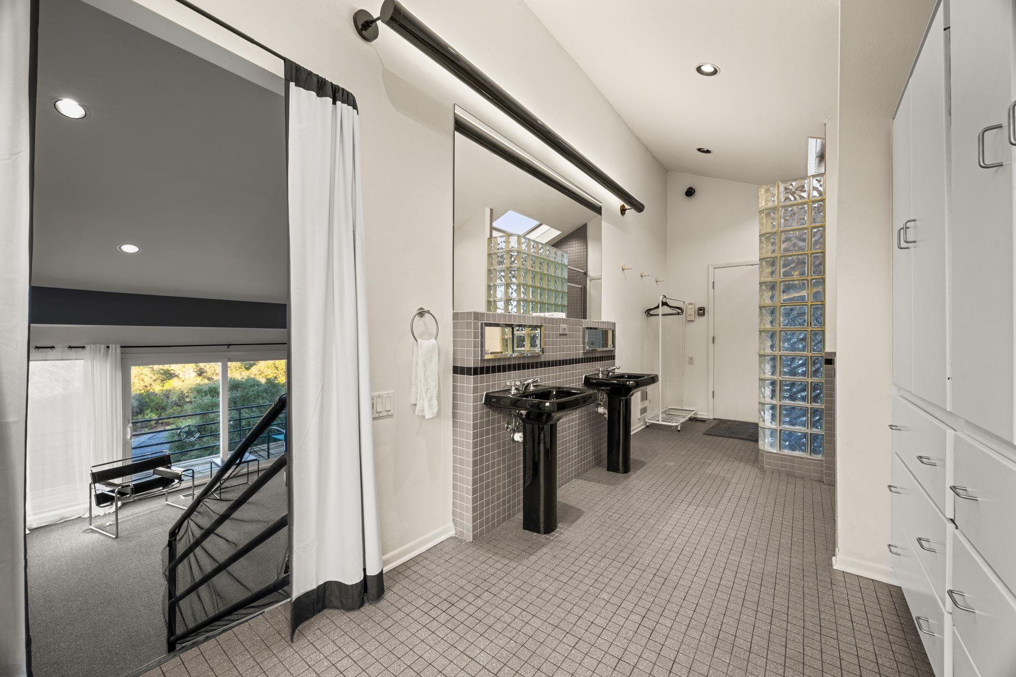 723 Coventry Rd, Spicewood, TX 78669