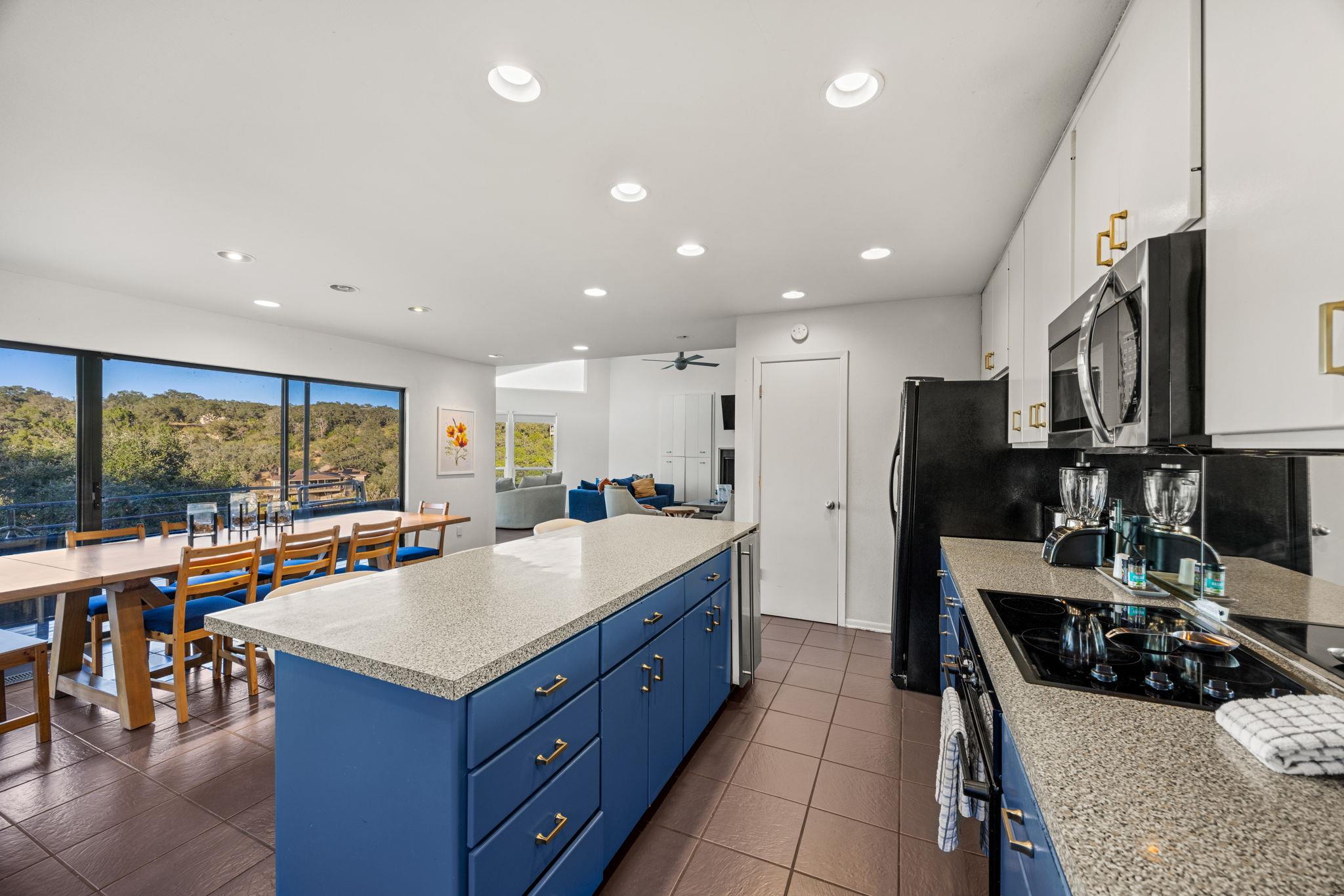 723 Coventry Rd, Spicewood, TX 78669