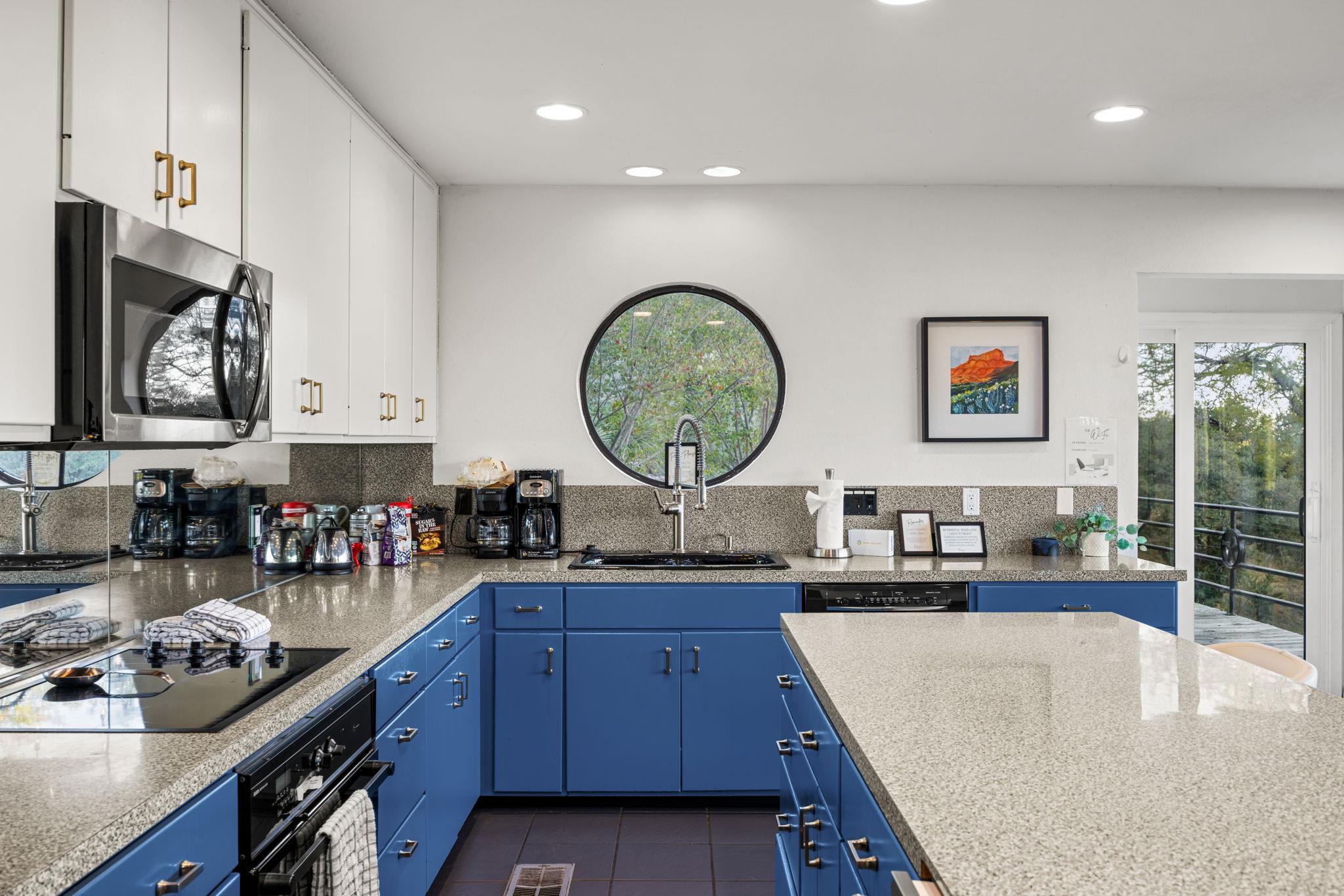 723 Coventry Rd, Spicewood, TX 78669